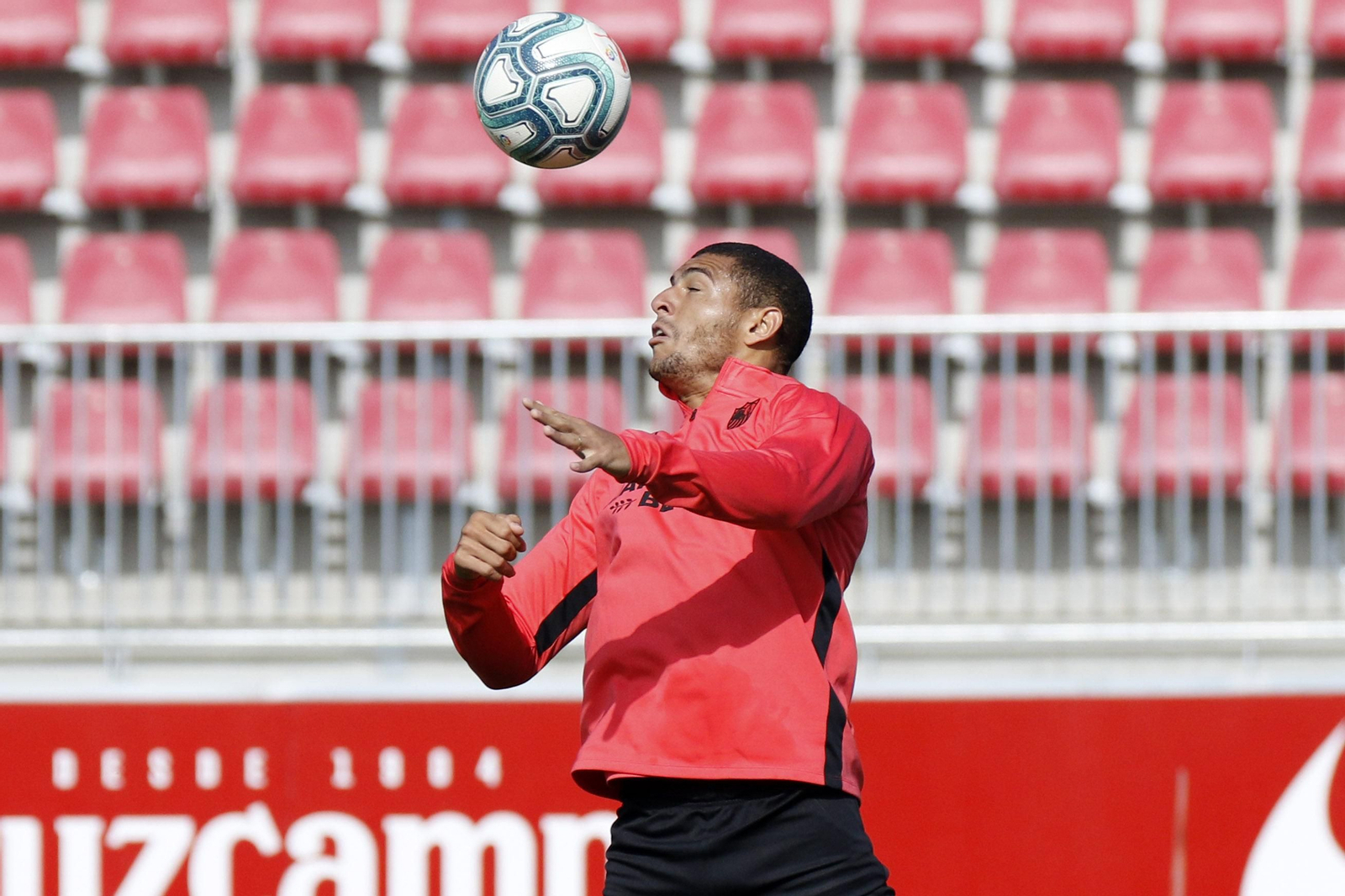Diego Carlos cabecea un balón durante la fase 2, la de sesiones individuales.