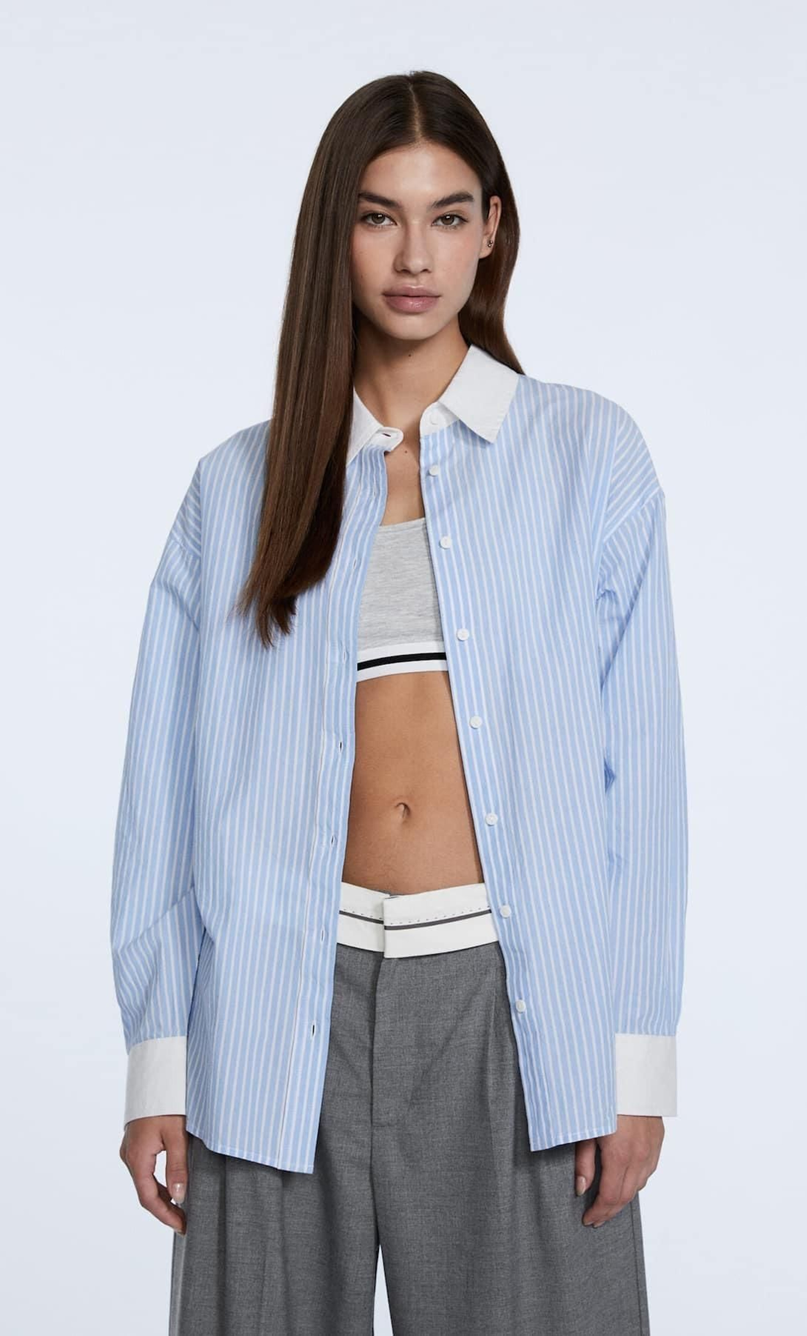 Camisa de rayas celestes de Stradivarius.