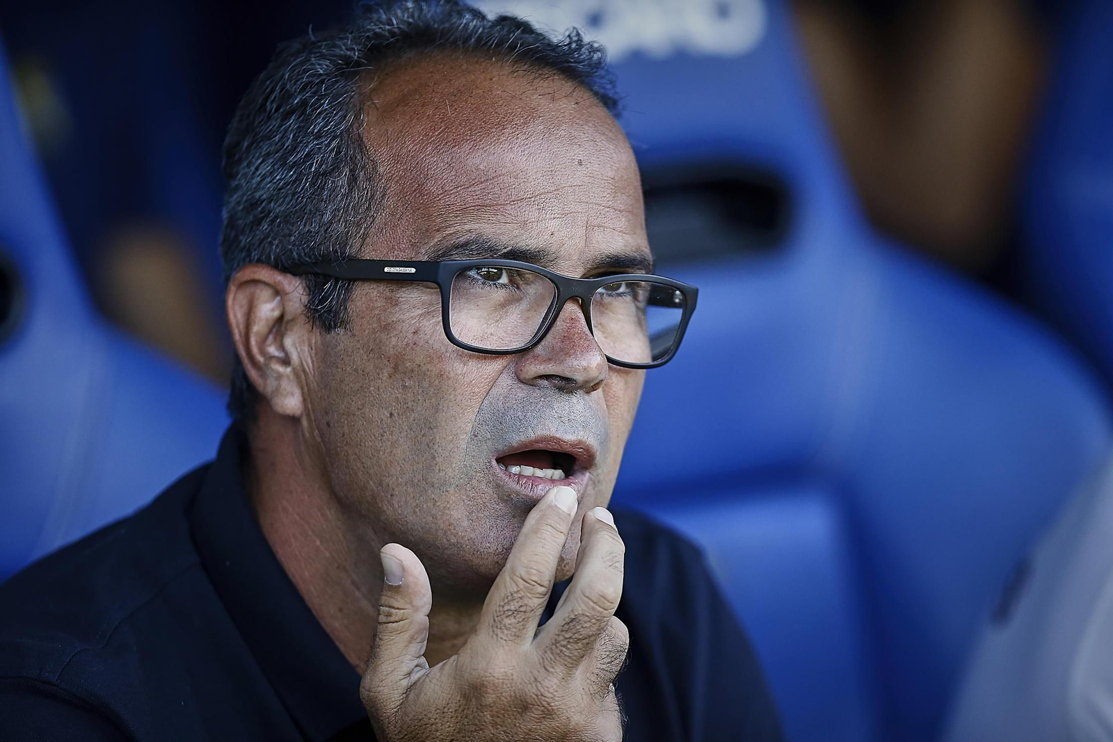 Cervera eleva la mirada al cielo del Carranza durante el estreno liguero de su equipo ante el Almería. Cervera eleva la mirada al cielo del Carranza durante el estreno liguero de su equipo ante el Almería.