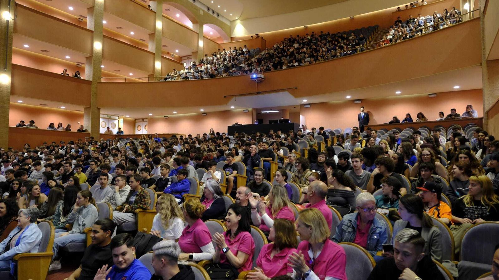 Más de mil estudiantes han presenciado un espectáculo impactante sobre los accidentes de tráfico en el Auditorio Maestro Padilla de Almería