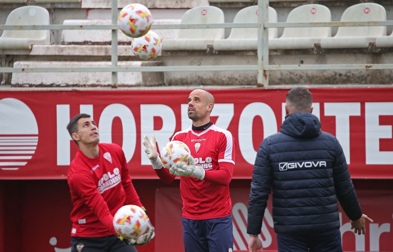 Fotos del entrenamiento del Algeciras CF con el portero Rubén Miño