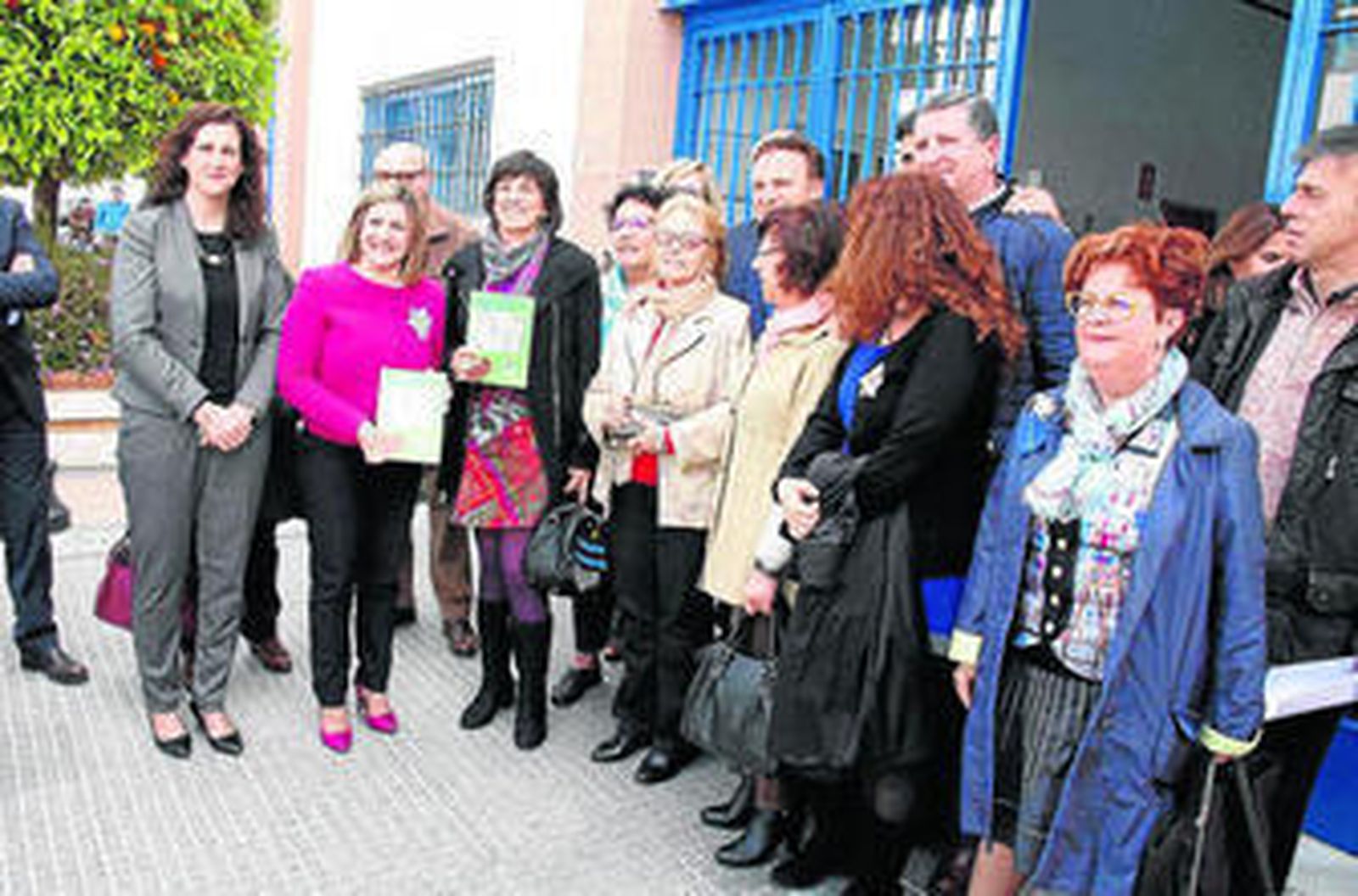 La presidenta de la Diputación y el alcalde portuense en el centro de Afanas en El Puerto, donde se firmó el acuerdo.