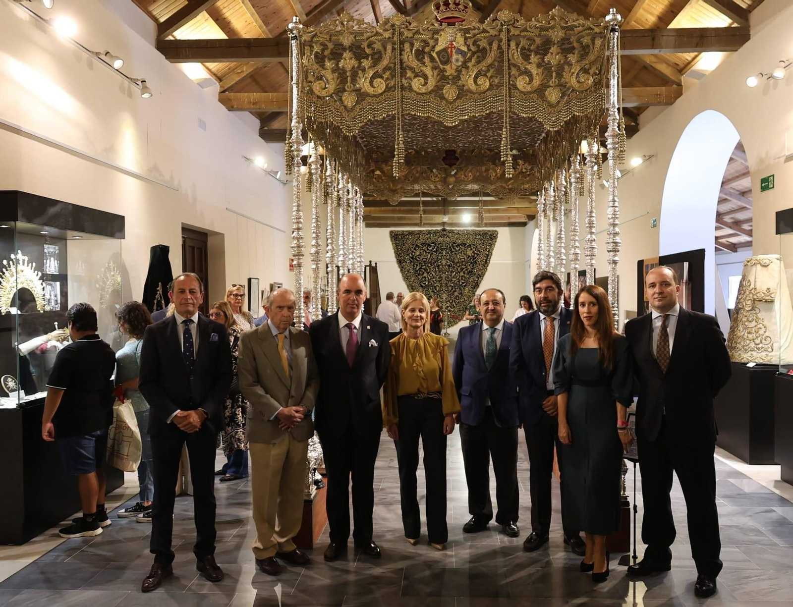 Las autoridades y representantes de la Hermandad de la Soledad, durante la inauguración de la muestra.