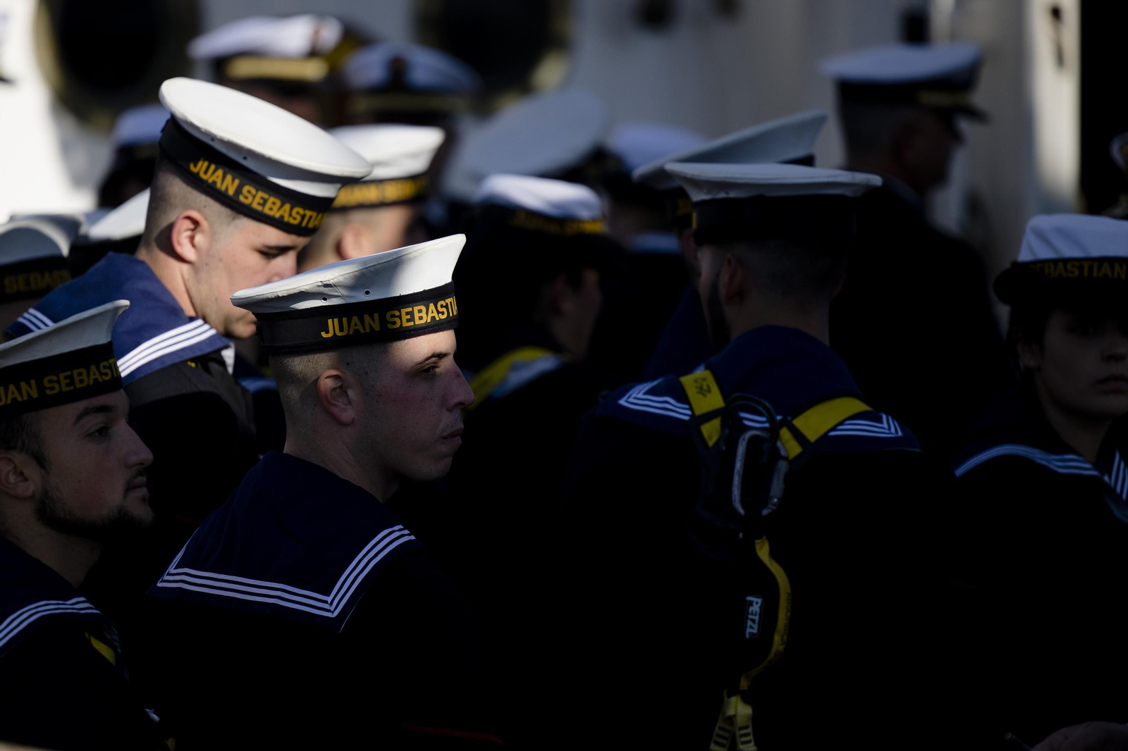 Las imágenes de la salida del buque  "Juan Sebastián de Elcano" del muelle de Cádiz.