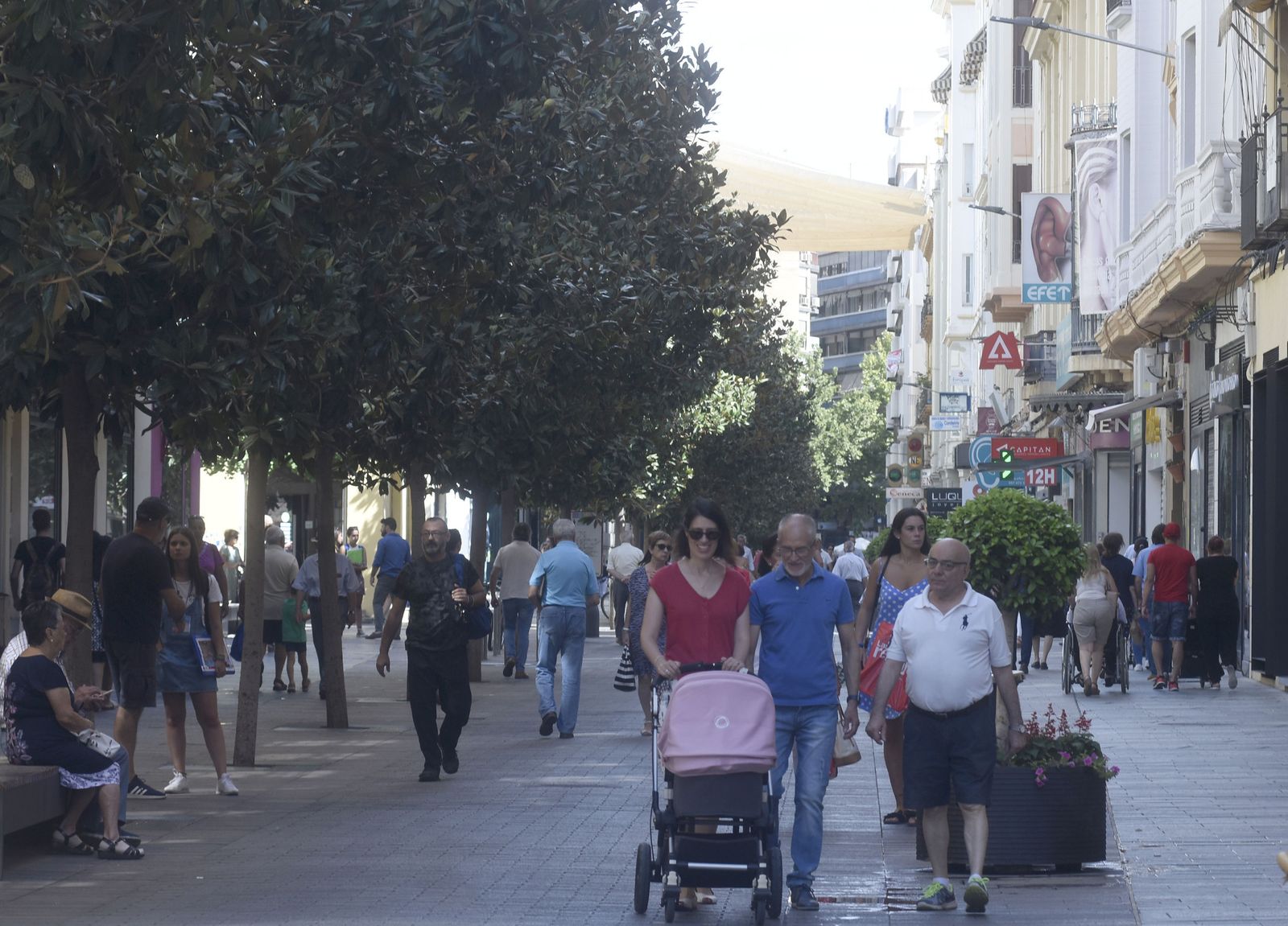 Personas caminan por la calle Cruz Conde, antes del estado de alarma.