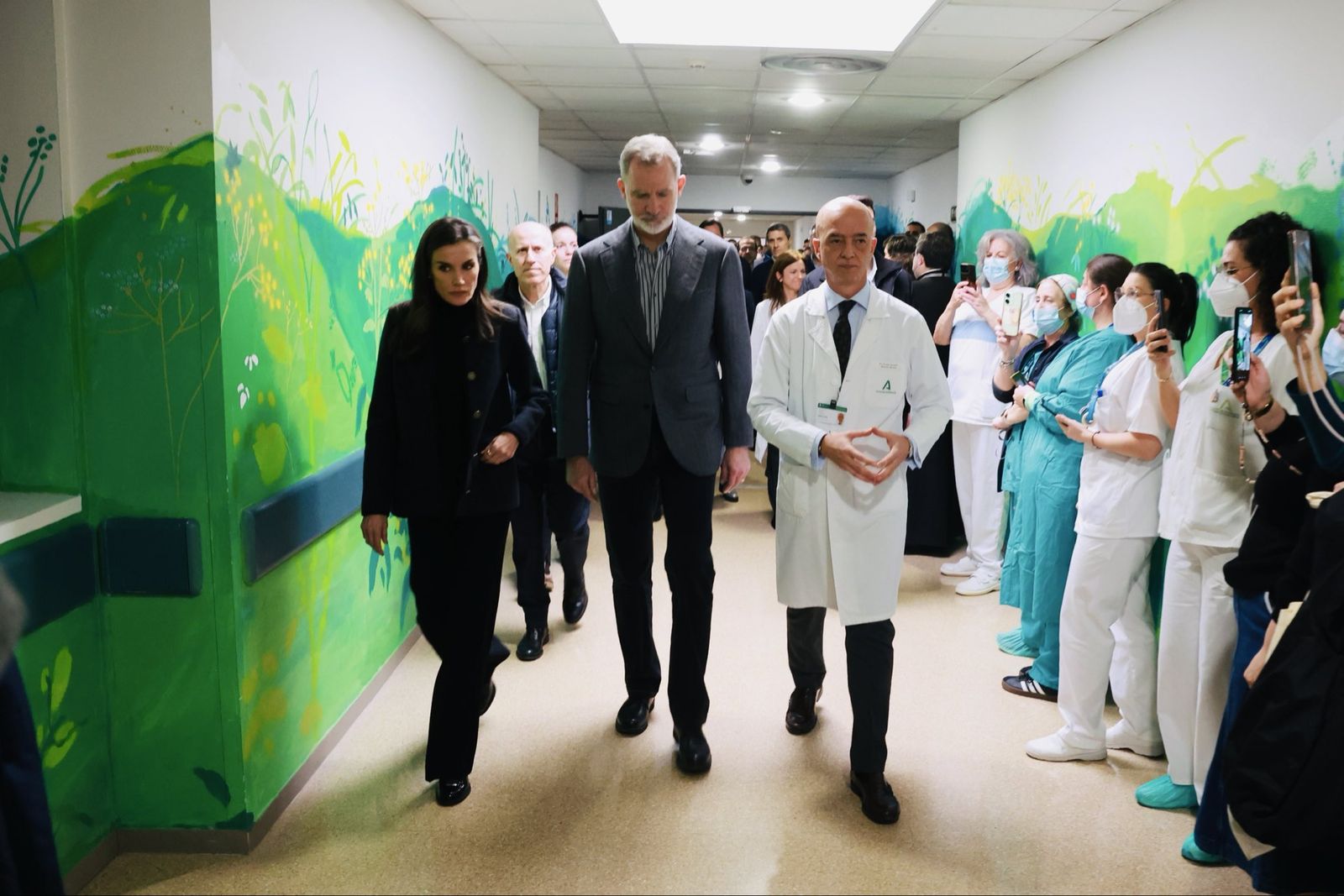 Los reyes visitan a los heridos del accidente de Adamuz en el Reina Sofía, en imágenes