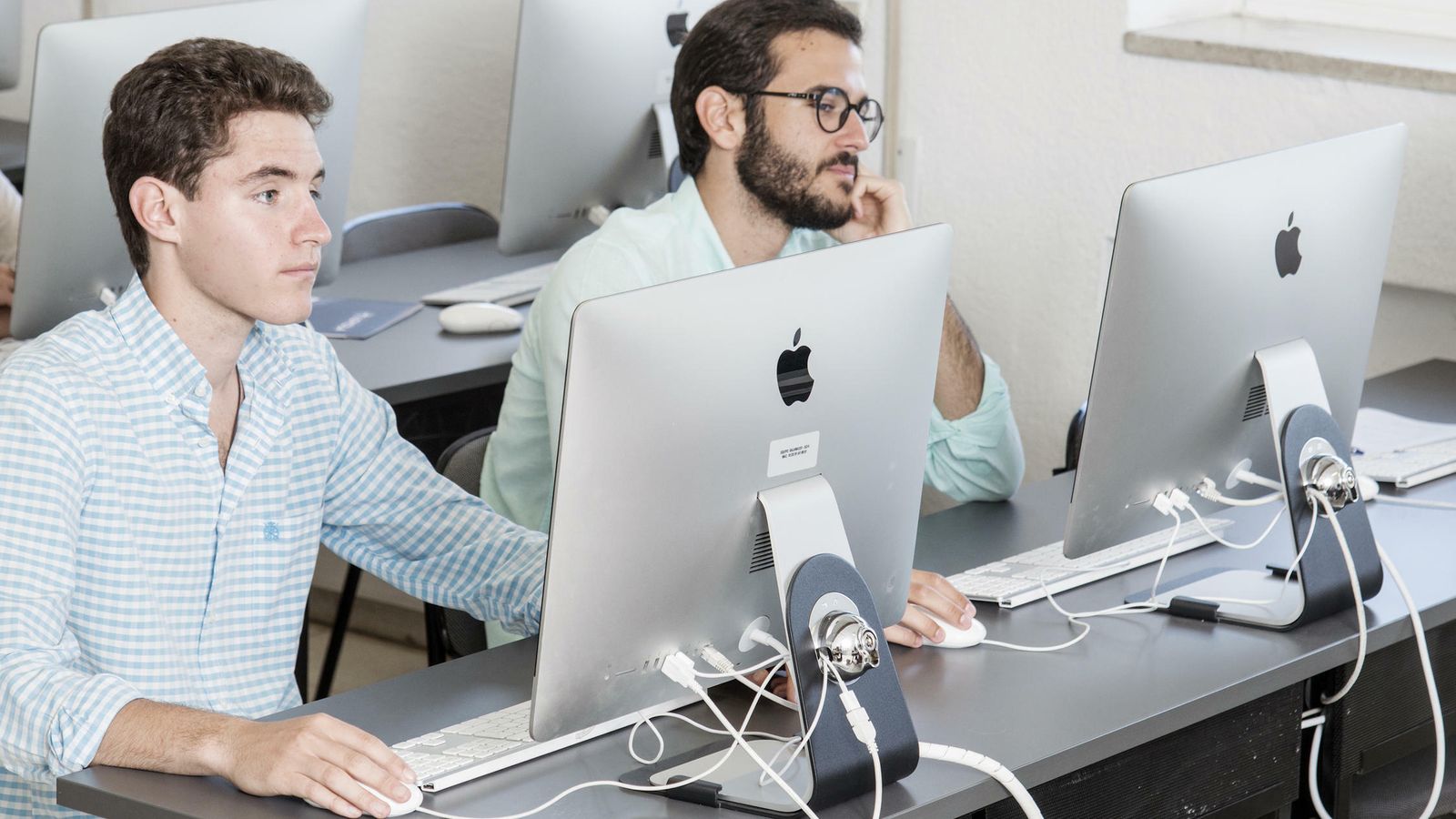 Una de las aulas Mac de la Universidad Loyola.