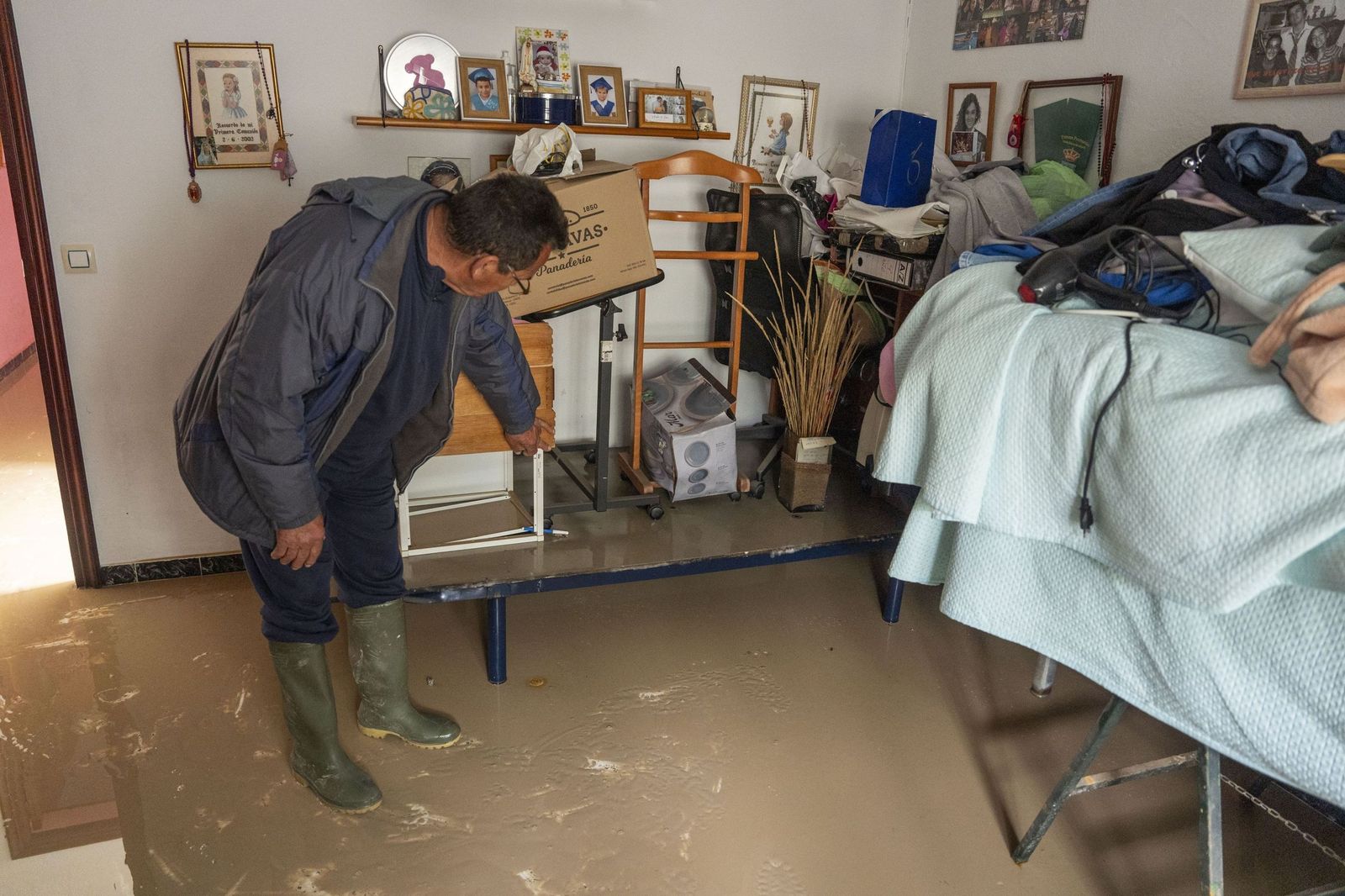 Vecinos de El Portal en Jerez de la Frontera han podido acceder este martes a sus casas para evaluar los daños causados por la inundación .