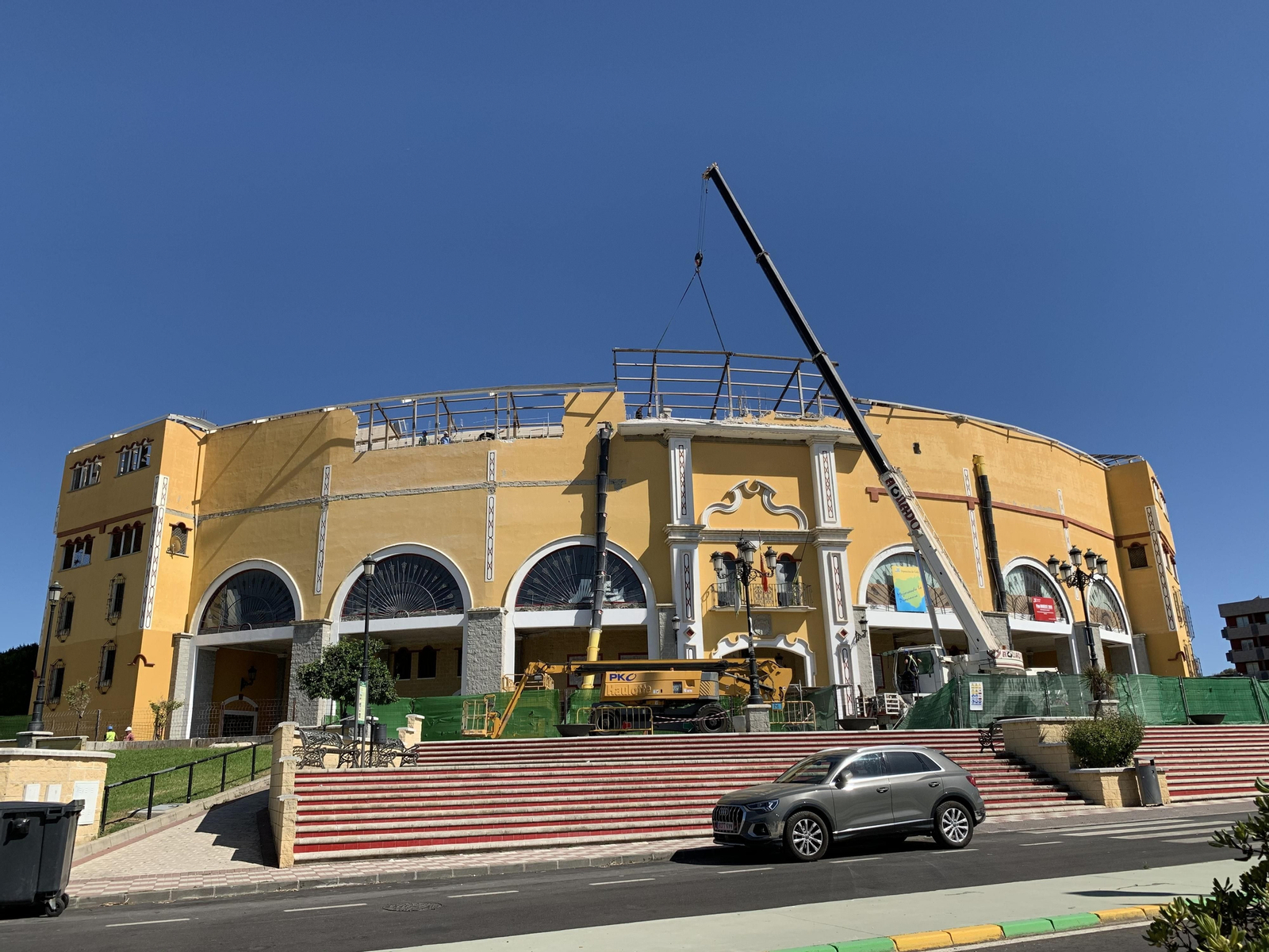 Una grúa situada frente a la plaza de toros, este martes.