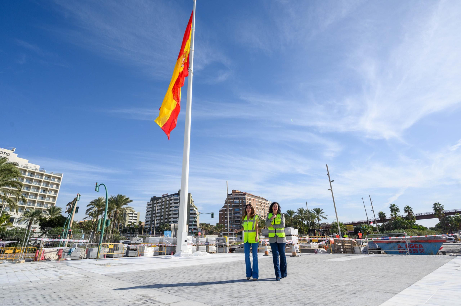 Soto y Vázquez, junto a la bandera de España de 96 metros cuadrados.