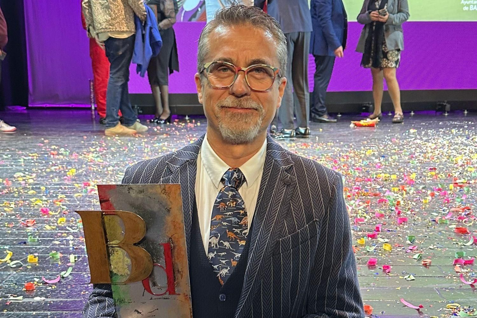 Alfredo Corell con el premio.