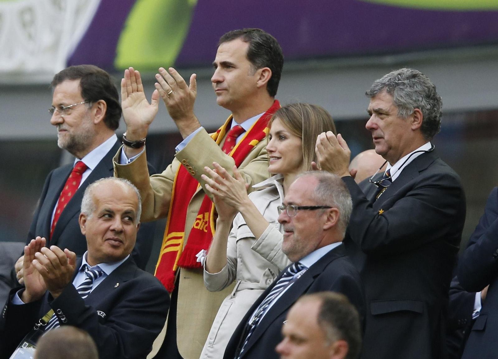 2012. Con su marido, entre Mariano Rajoy y Ángel Villar, en un partido de la selección en la Eurocopa