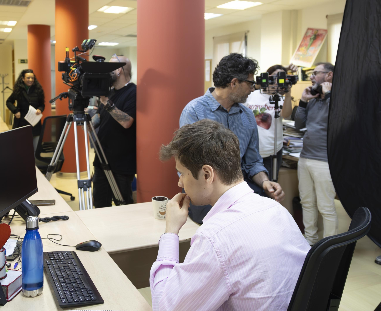 Momento del rodaje del cortometraje 'La clavícula de Salomón' en la redacción de 'Diario de Cádiz'.