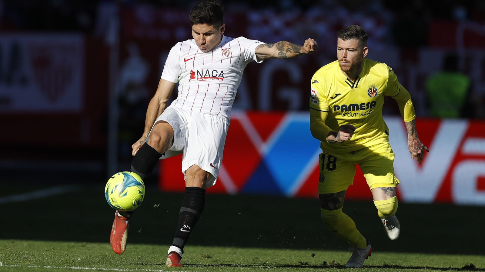 Montiel despeja con fuerza delante de Alberto Moreno.