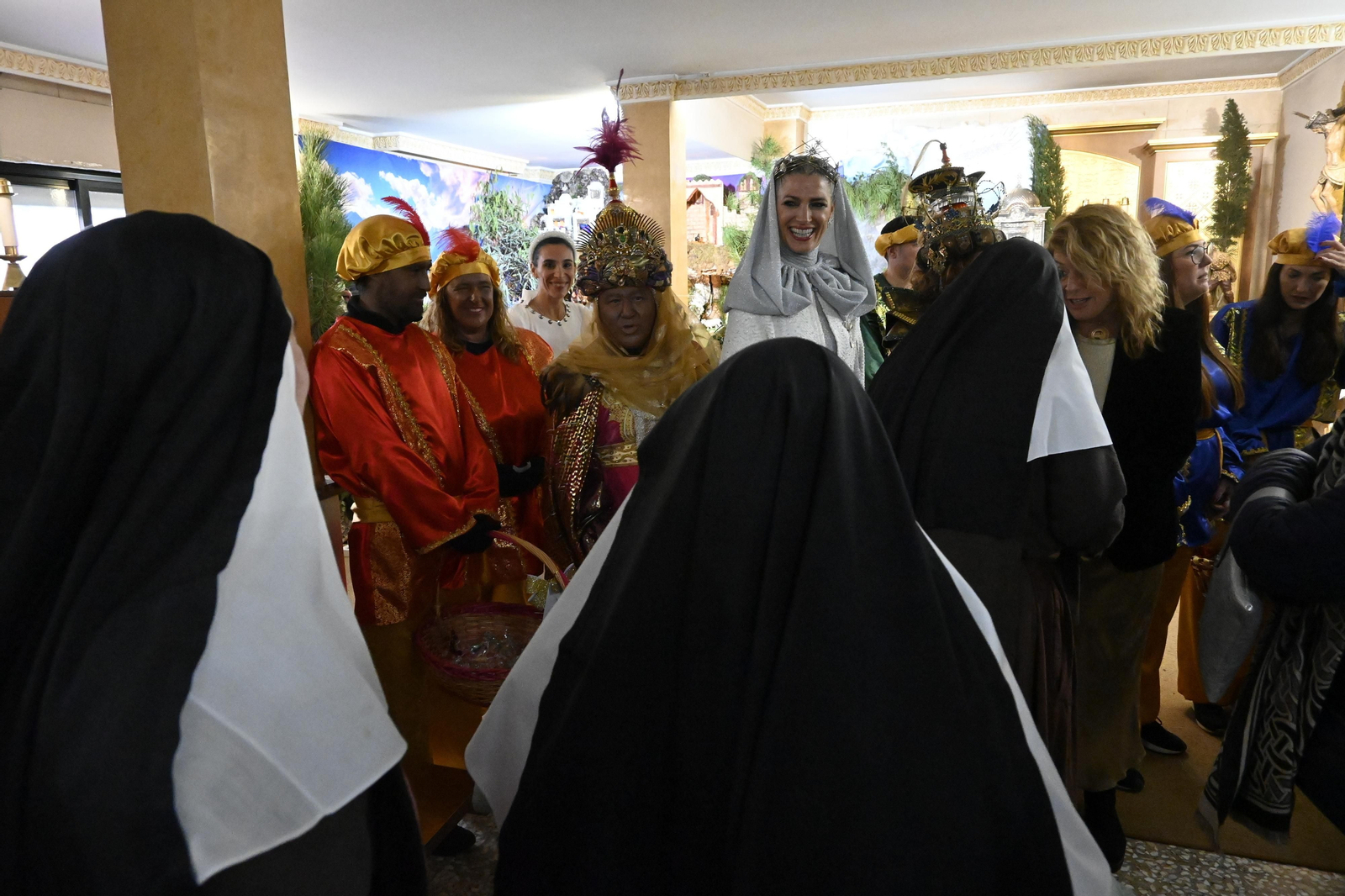 Visita de los Reyes Magos a los ancianos de los asilos de Huelva, en imágenes