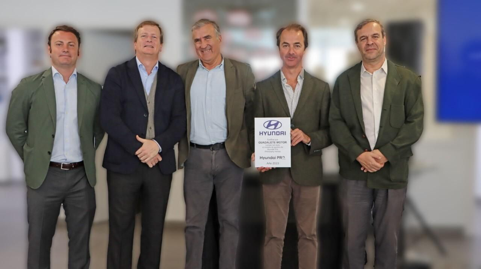 Entrega de la placa de la certificación Hyundai Pro Sales a Guadalete Motor.