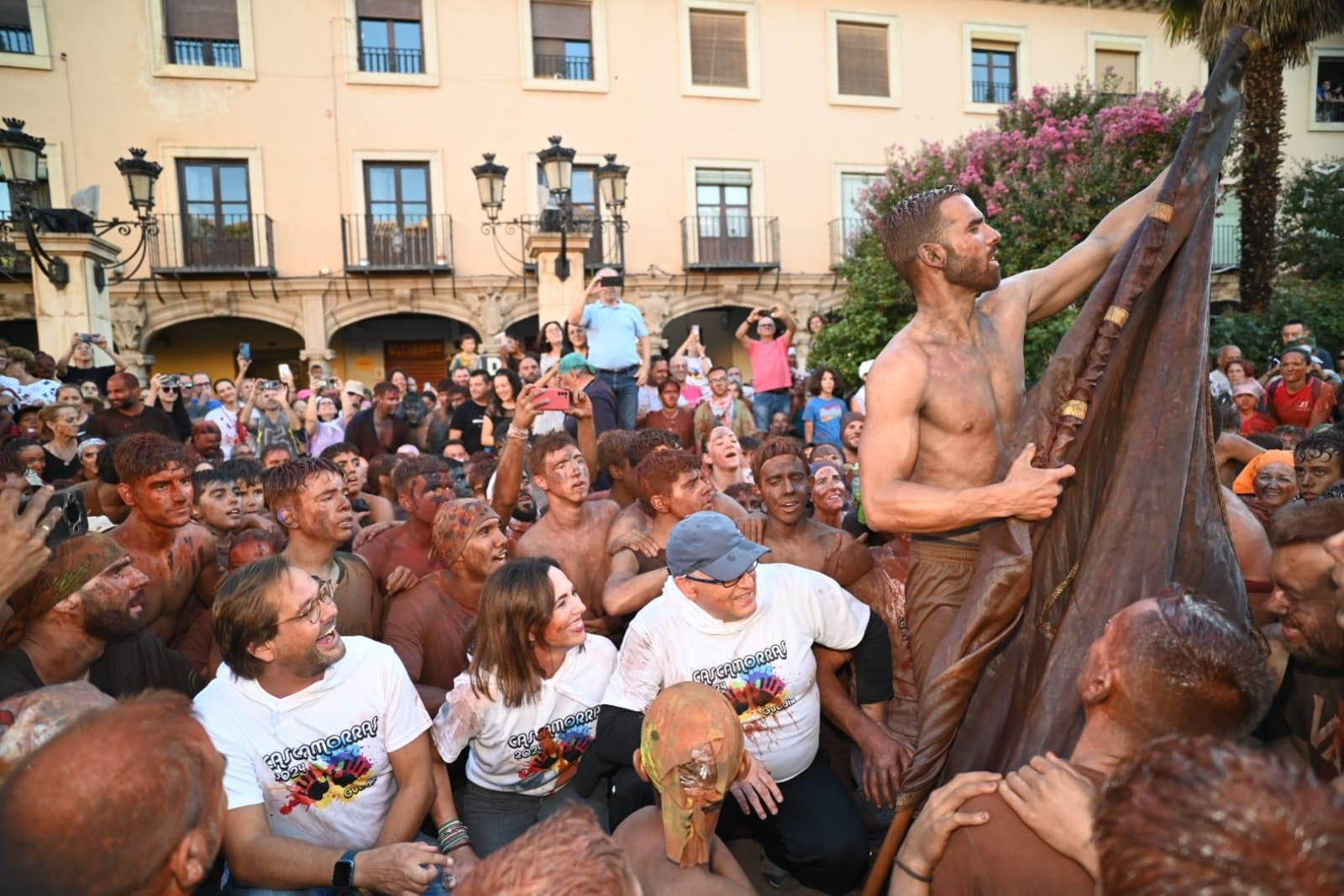 El multitudinario recibimiento al Cascamorras 2024 en la Plaza Mayor de Guadix.
