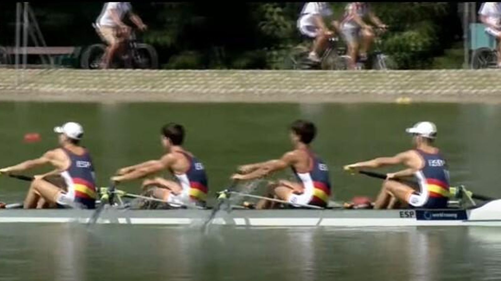 El cuatro sin español rema durante la regata.