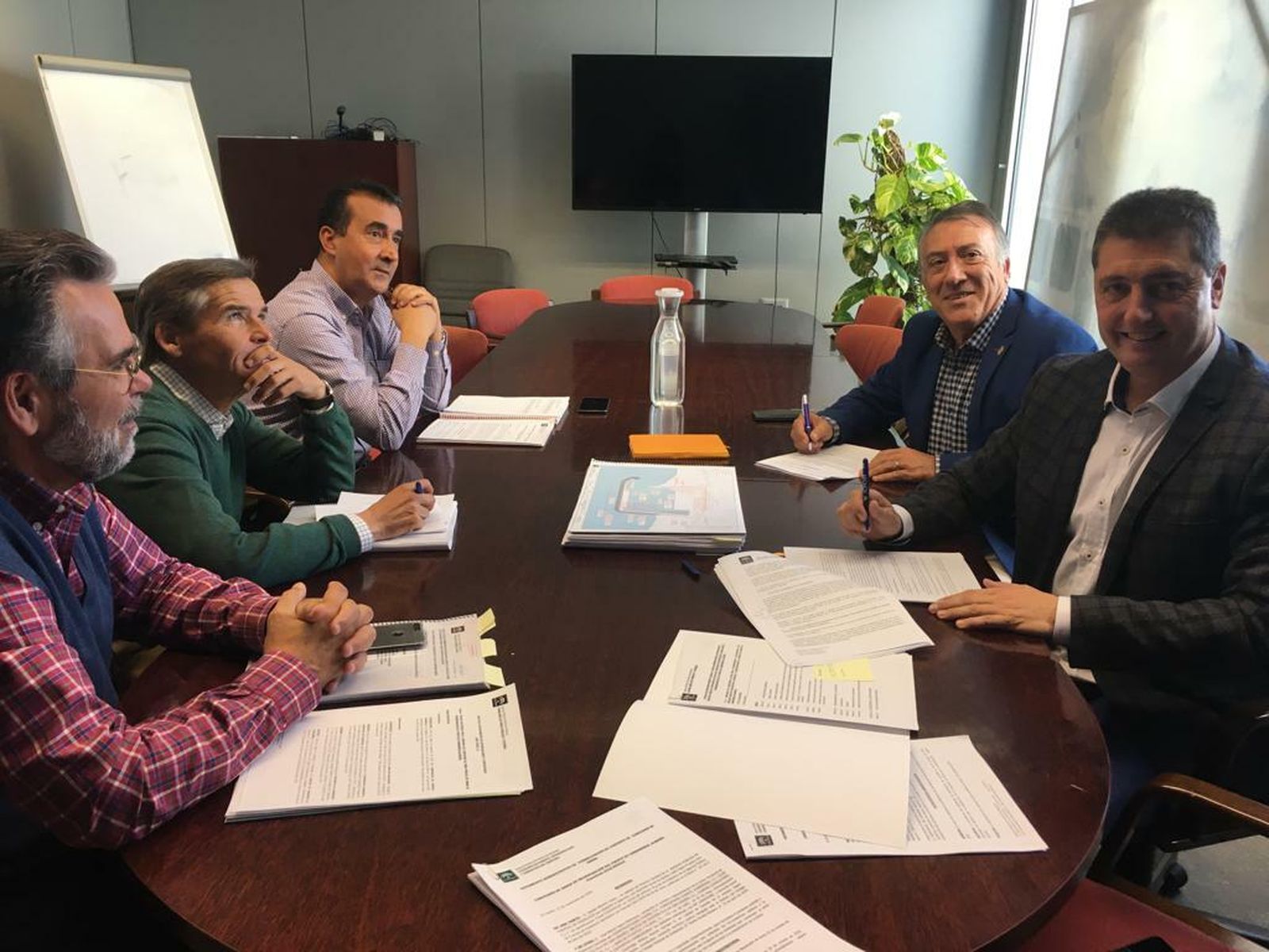 El director general de la APPA, Rafael Merino, firma la adjudicación con José Mª Tejera y Francisco Hdz. Benzal.