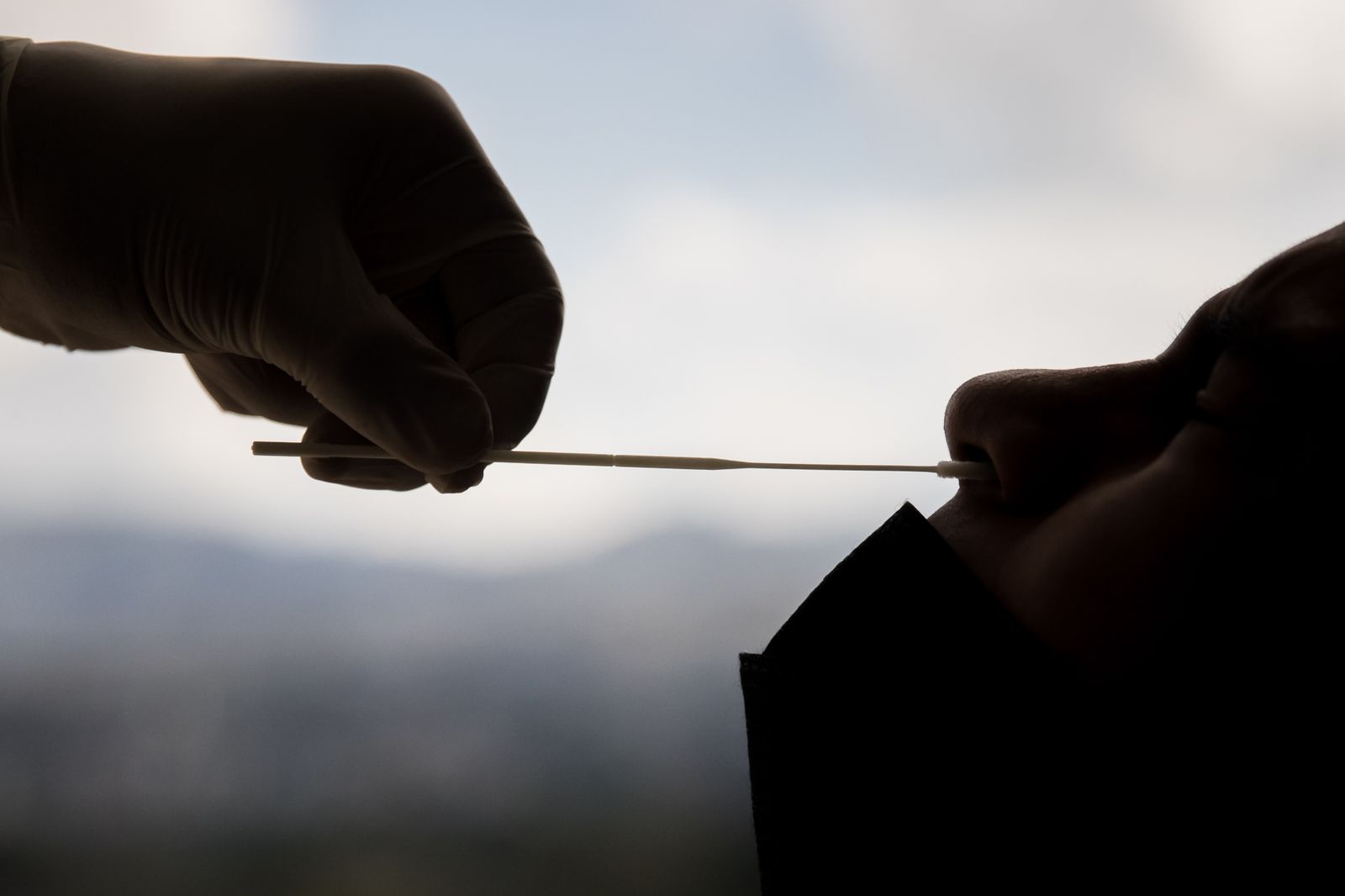 Realización de una prueba de detección de la covid-19.