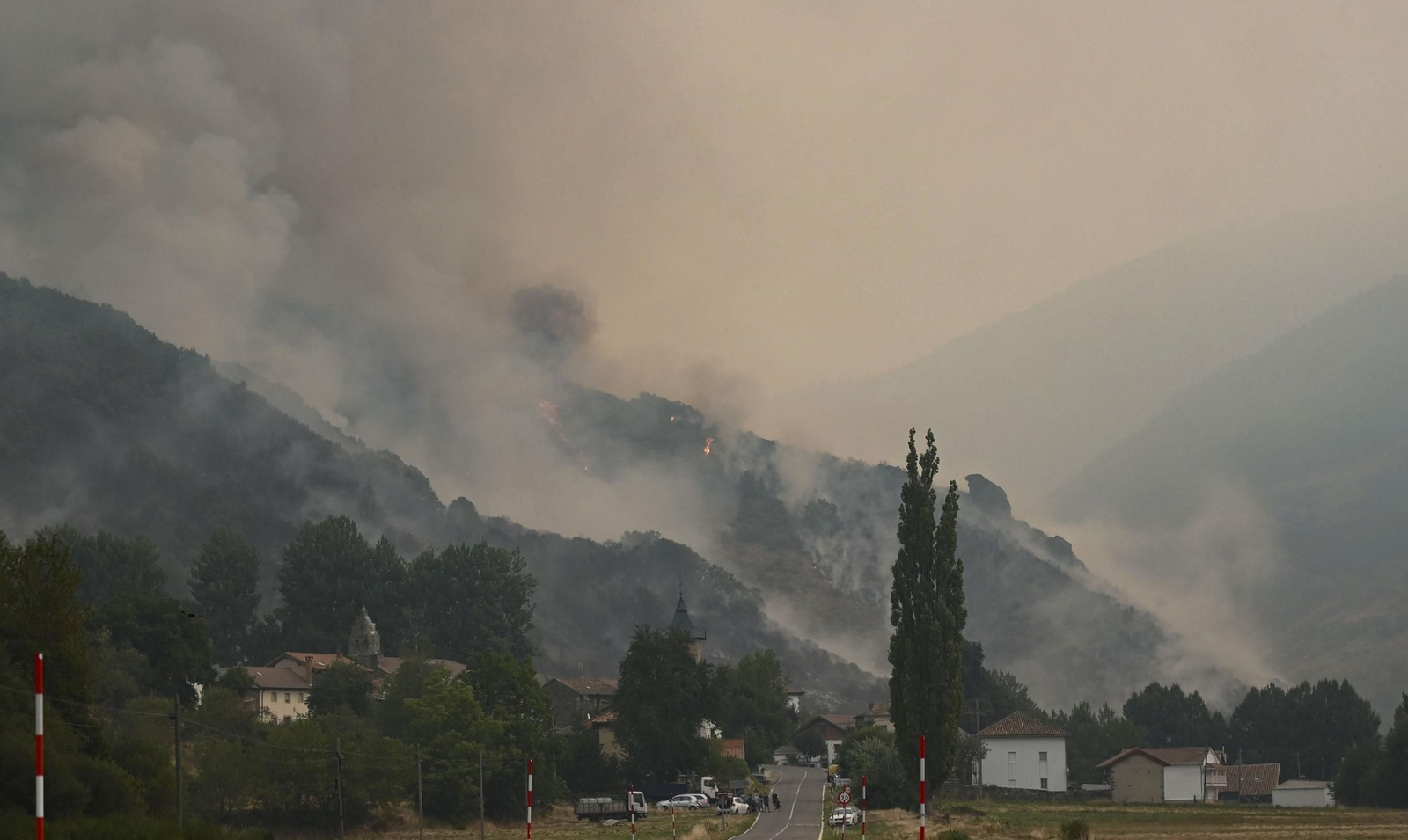 El incendio que amenaza la vertiente leonesa del Parque Nacional de Picos de Europa.