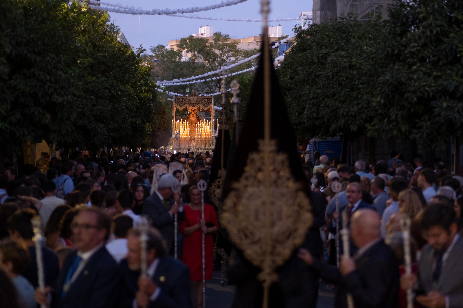 La procesión extraordinaria de la Virgen de los Dolores del Cerro del Águila, en imágenes