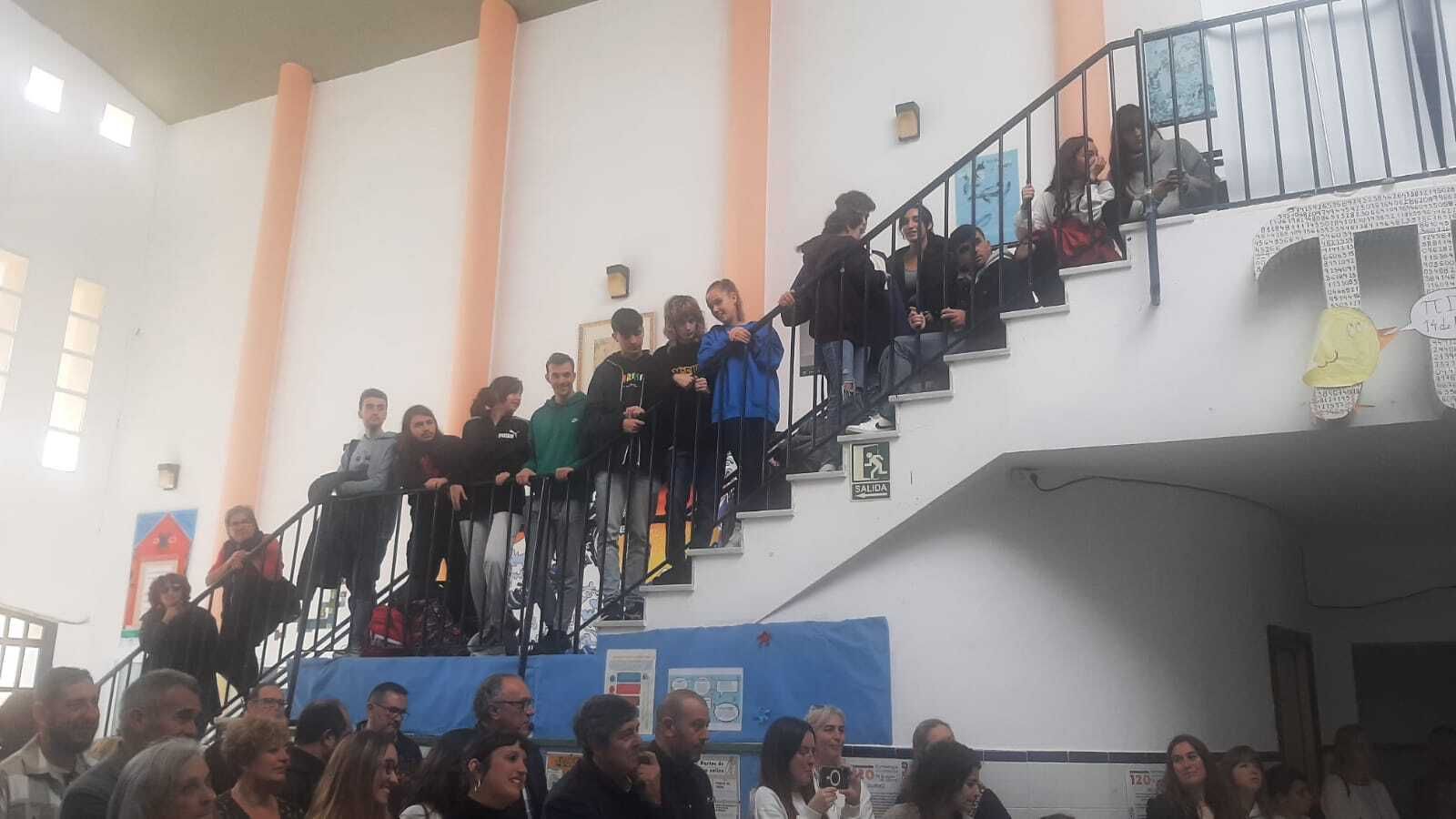 Los alumnos del Rafael Alberti durante la inauguración de los actos.