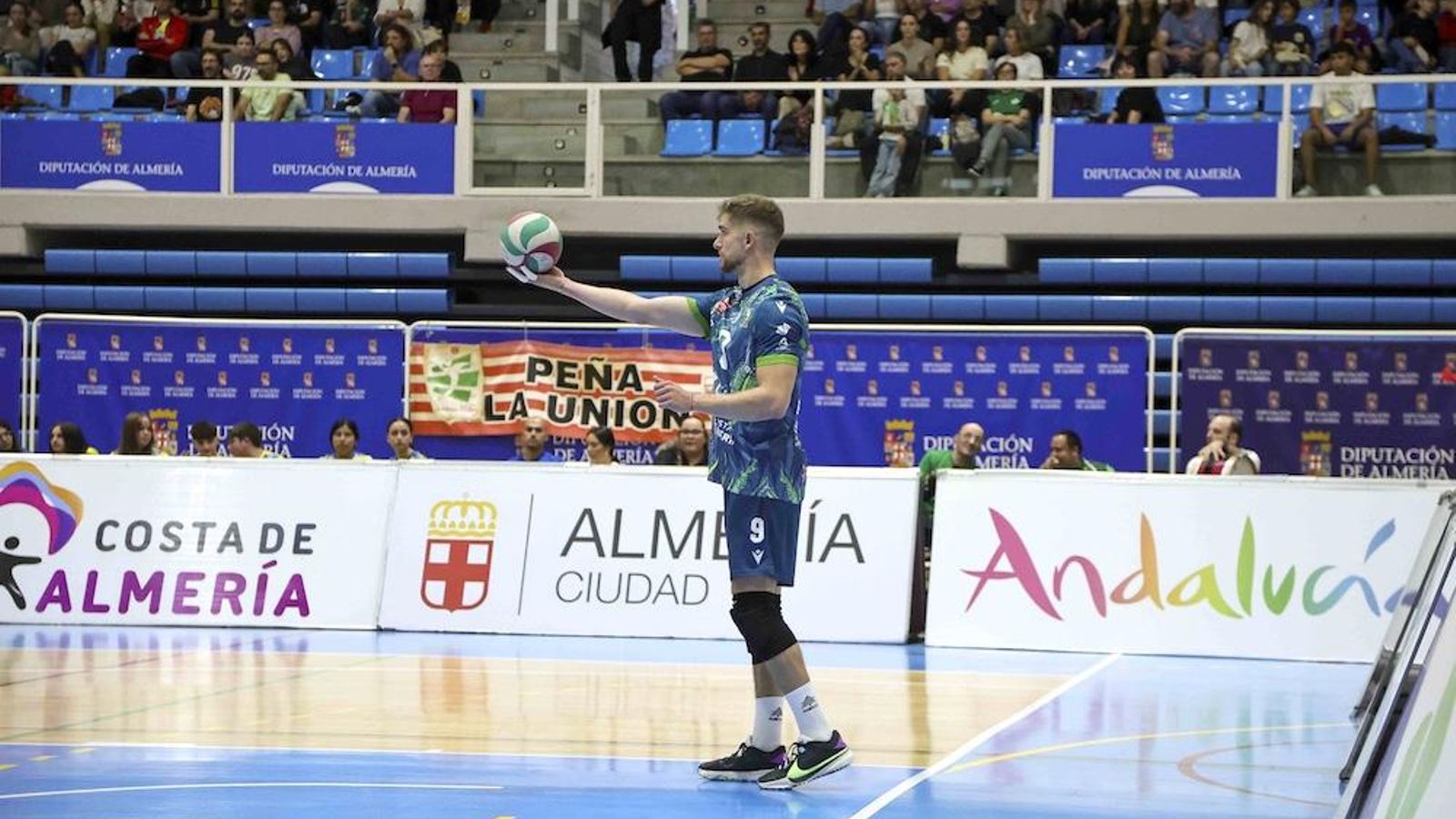 Pepe Villalba se dispone a realizar un saque durante un encuentro disputado en el Moisés Ruiz.