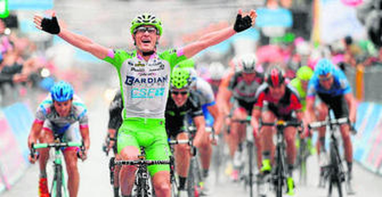 Battaglin alza los brazos para celebrar su triunfo al sprint.