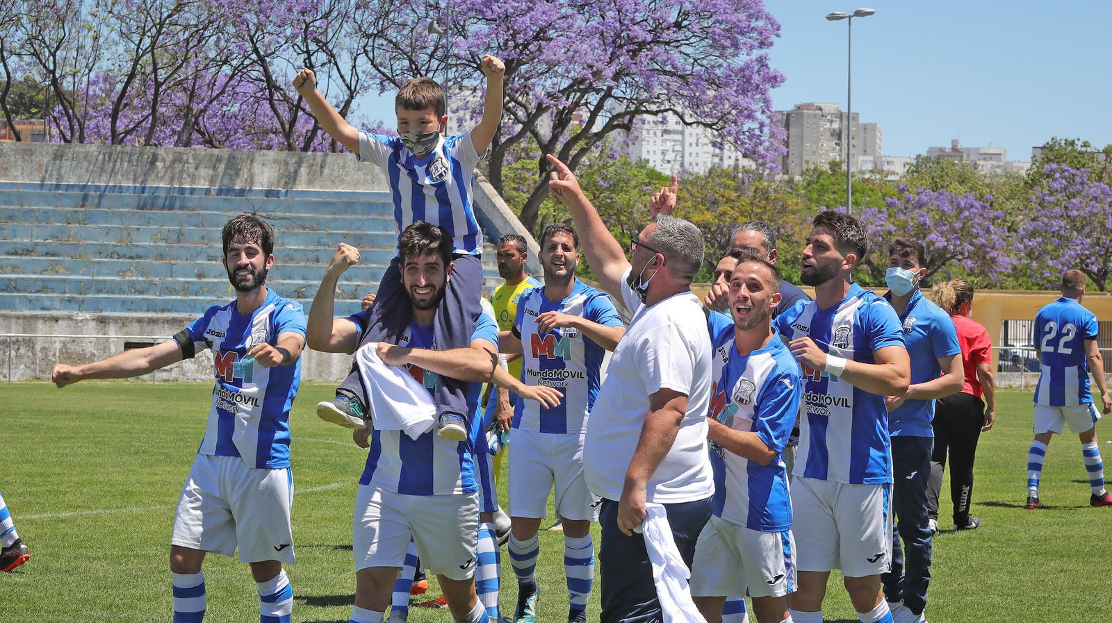 Joselito lleva a hombros al hijo de Pedro Garrido en La Juventud.
