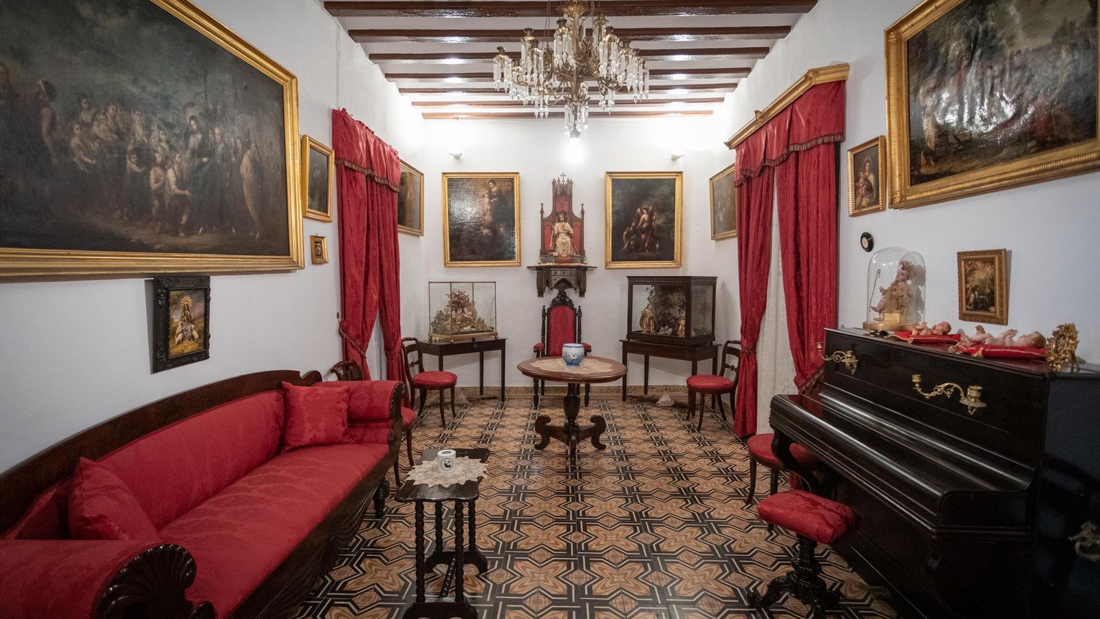 Los elementos decorativos del recibidor crean una atmósfera decimonónica.