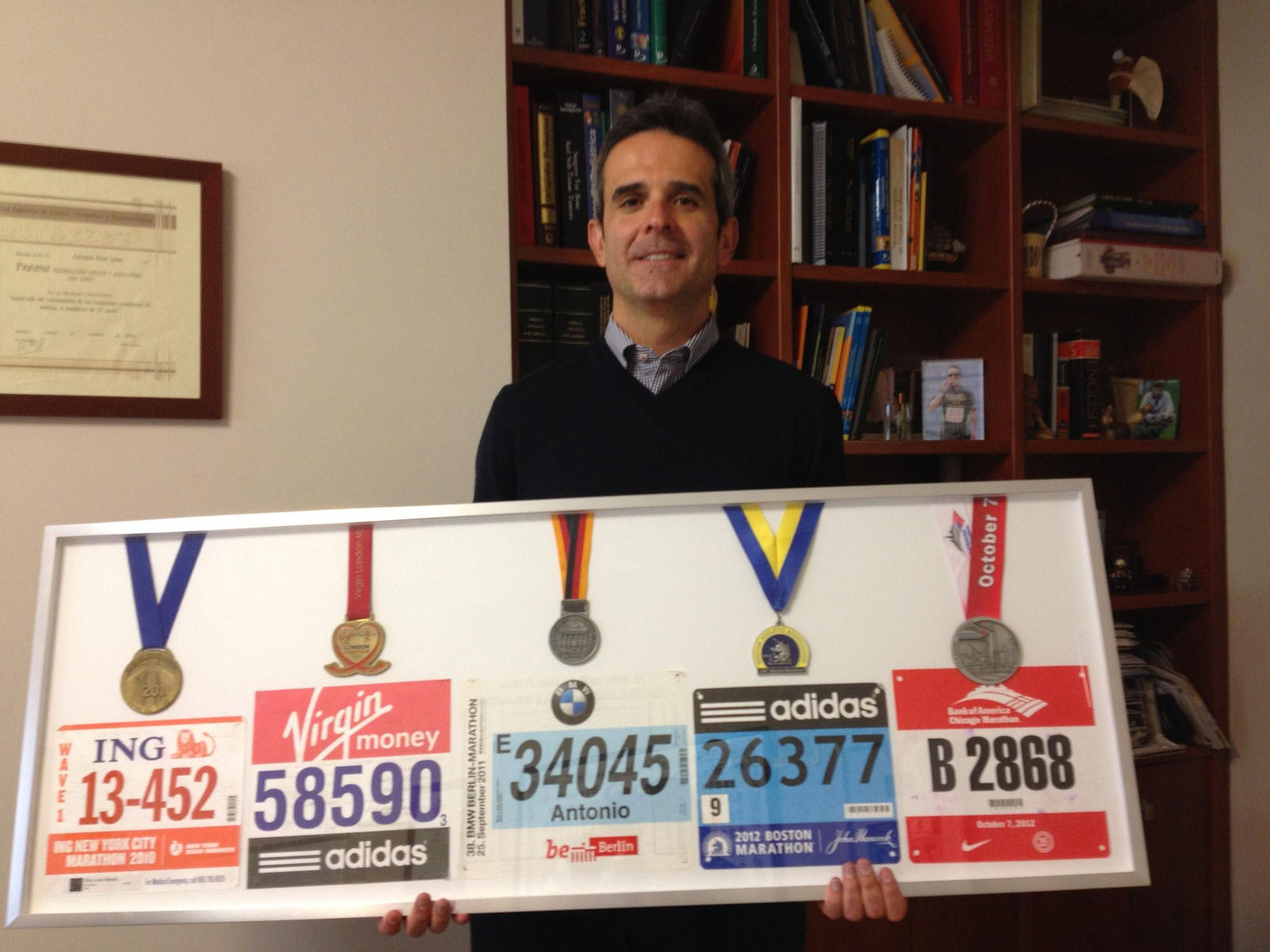 El doctor  Ríos  con las medallas y los dorsales acreditativos de las cinco grandes maratones : Nueva York, Londres, Berlín, Boston y Chicago.