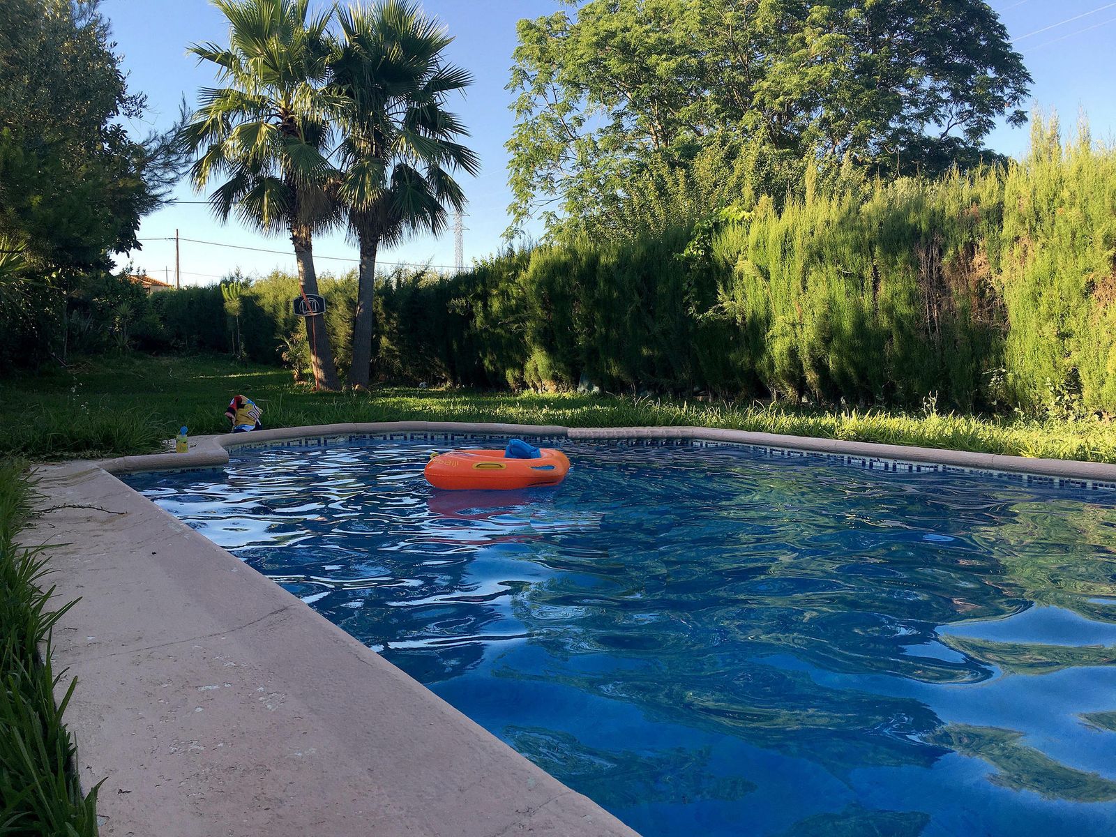 Uno de los chalés con piscina y parcela amplia, que abundan en la comarca.