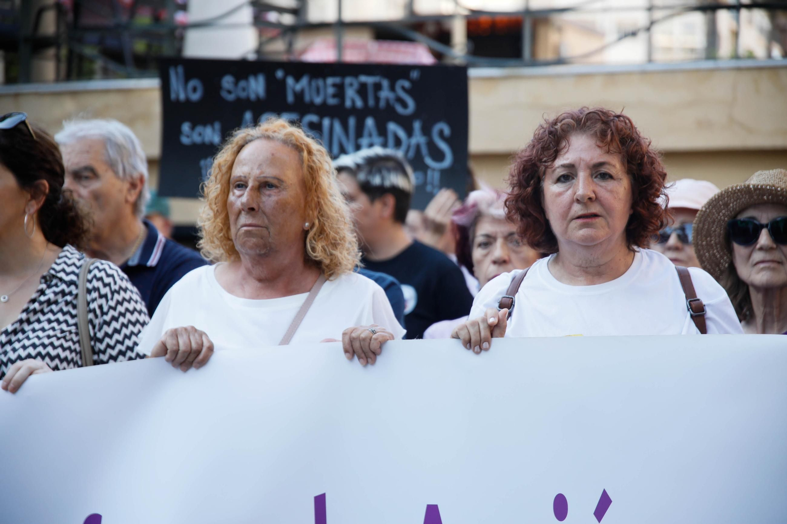 Las imágenes del minuto de silencio en el Mirador de la Rambla por la mujer asesinada en Almería