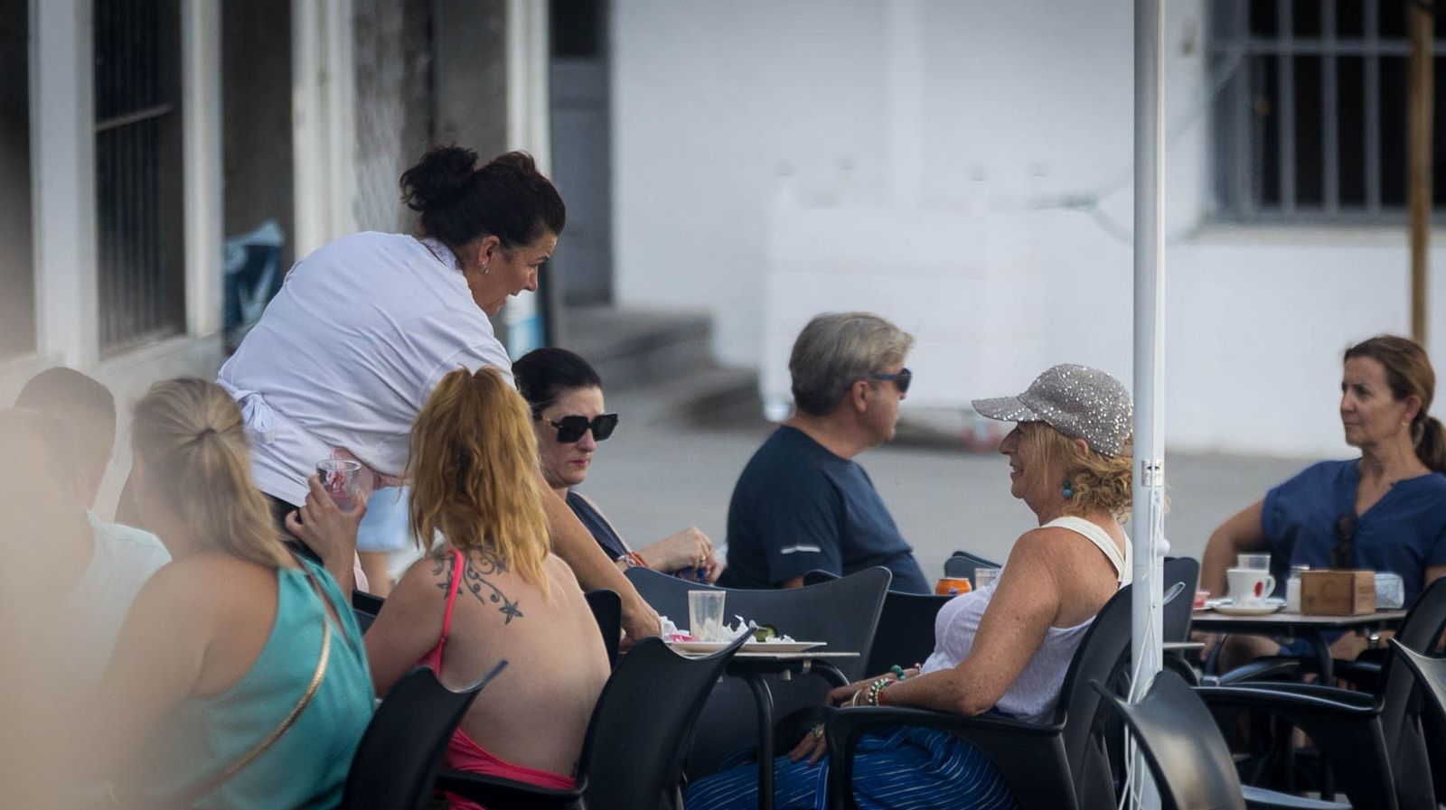 Una camarera en la terraza de un bar del centro.