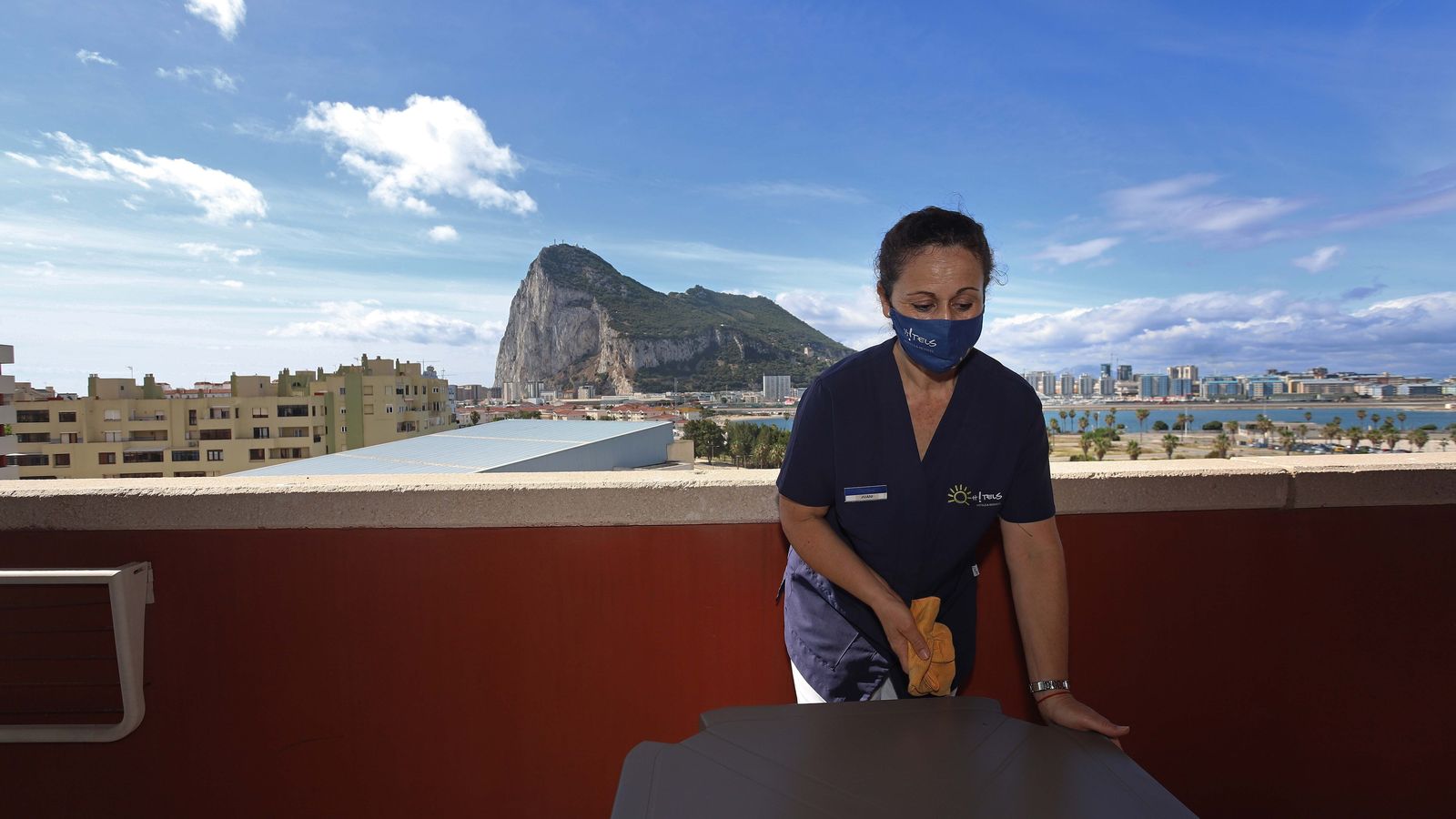 Vistas a Gibraltar desde una terraza del Ohtels Campo de Gibraltar.