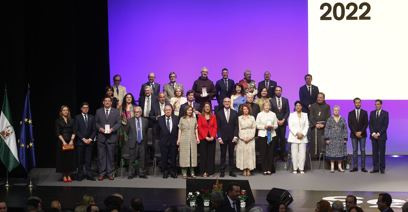 Los galaronados con las medallas y títulos junto a los representantes de la corporación municipal.