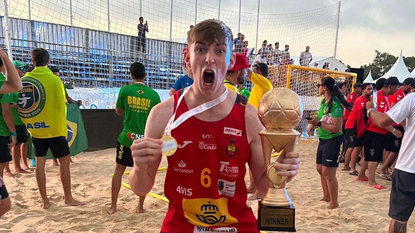 Robin del Castillo celebrando con el trofeo del campeón del mundo