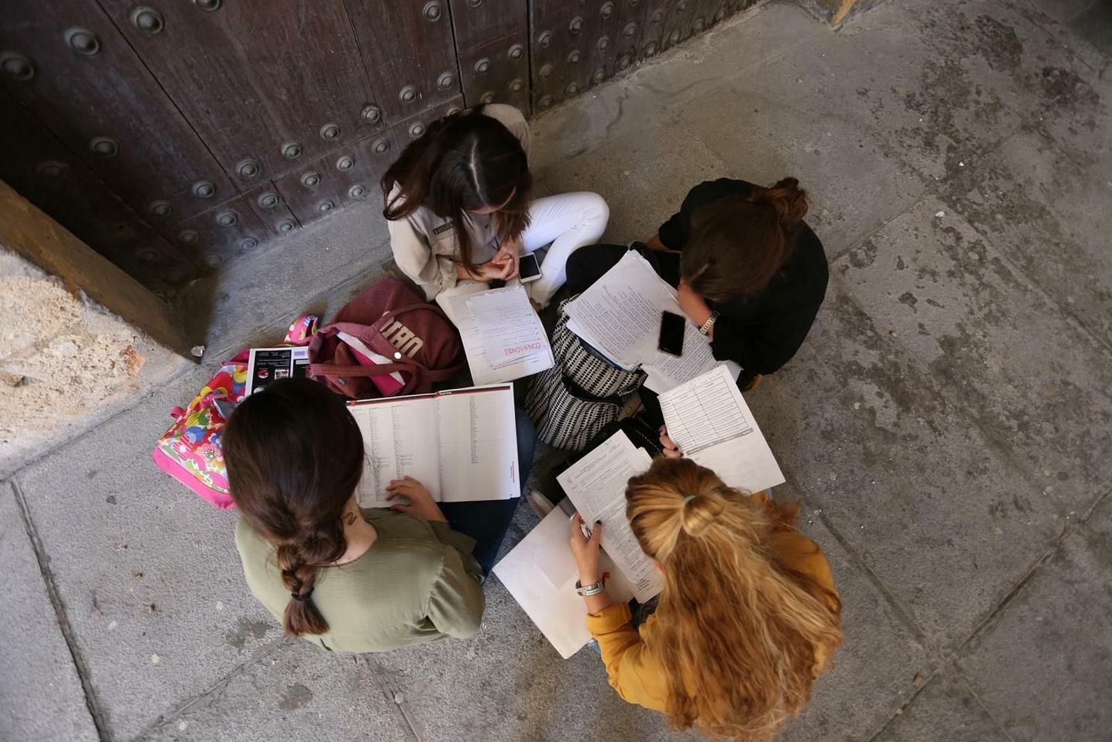 Estudiantes de la Universidad de Sevilla repasan sus apuntes antes de un examen