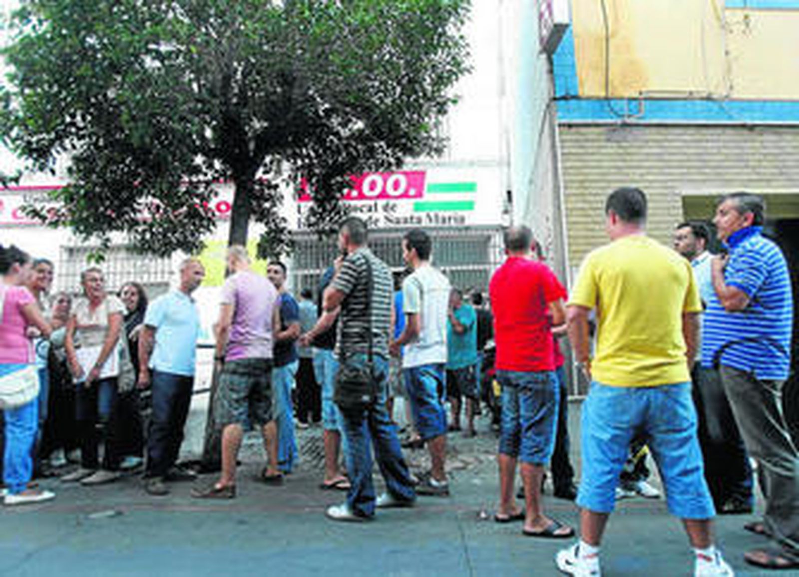 Trabajadores de la empresa concesionaria de la limpieza momentos después de culminar la asamblea celebrada ayer.