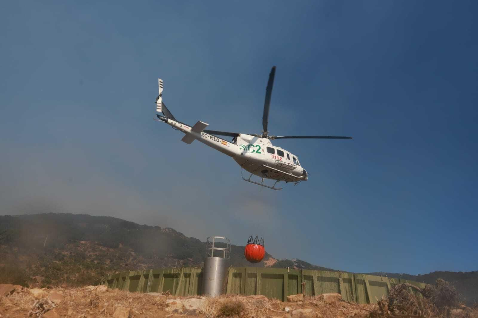 Un helicóptero del Infoca reposta agua en una balsa cercana al Tajo de las Escobas.