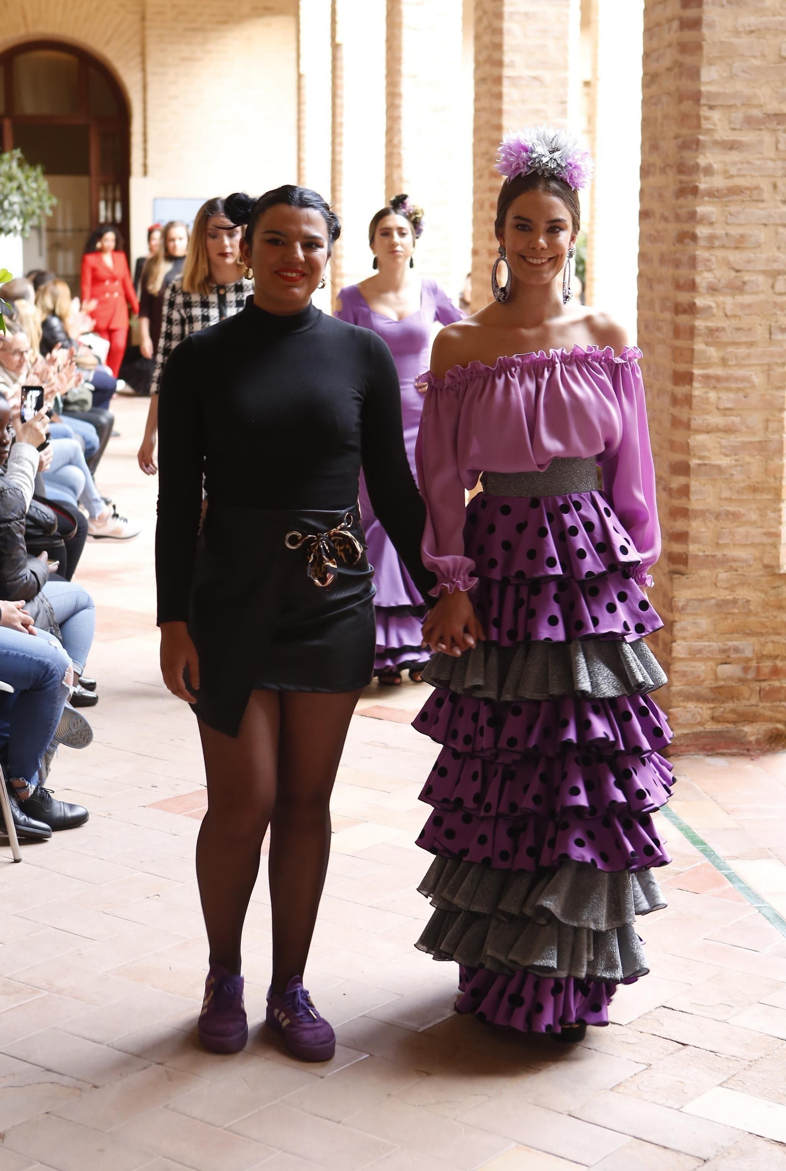 Pasarela Wappíssima 2019, fotos del sexto desfile colectivo de alumnos de ESSDM. María Sánchez Rivas junto a su diseño.