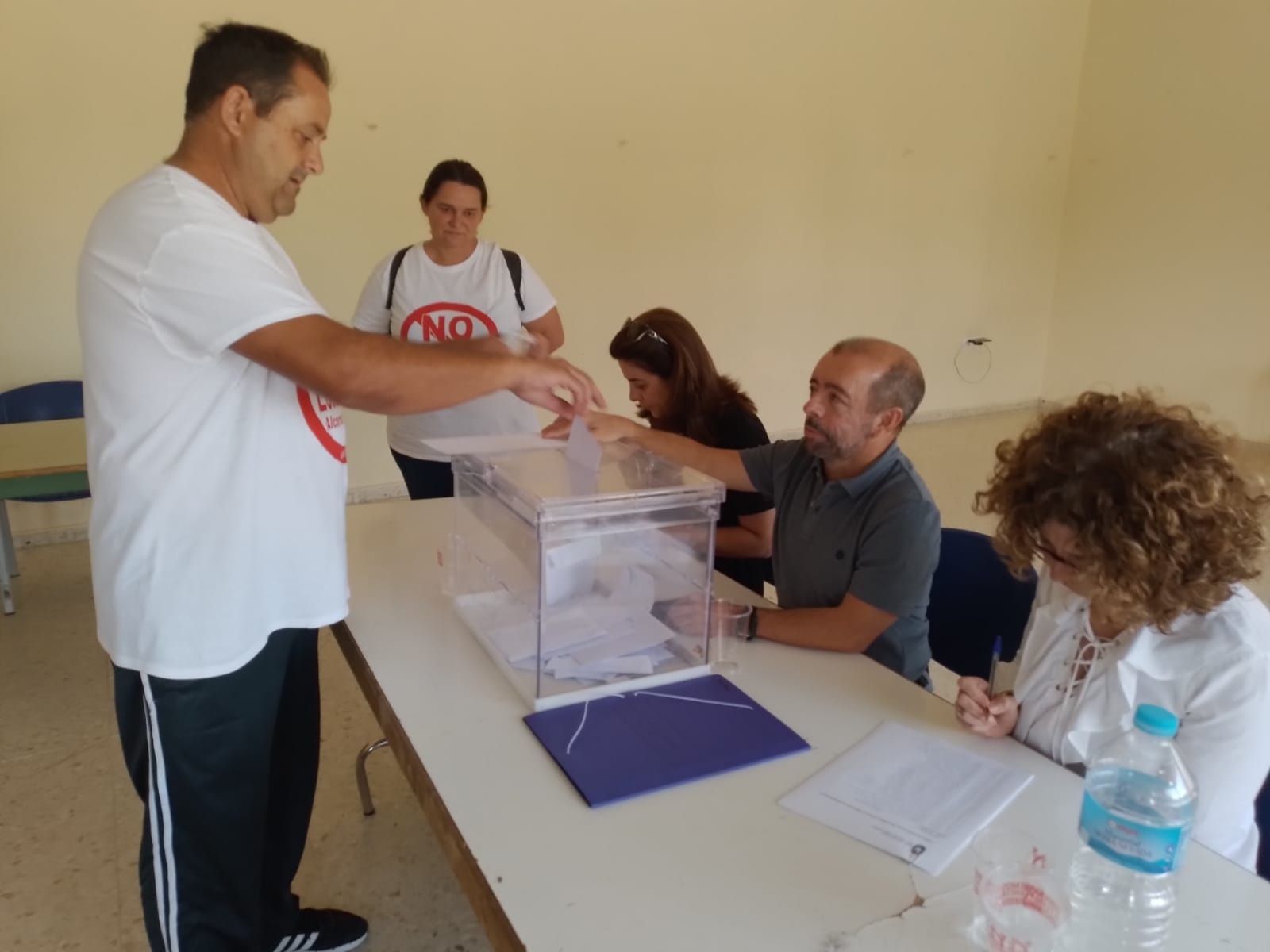 Un vecino del diseminado de Alcornocalejos ejerce su voto en la consulta popular convocada por el Consistorio vallense.