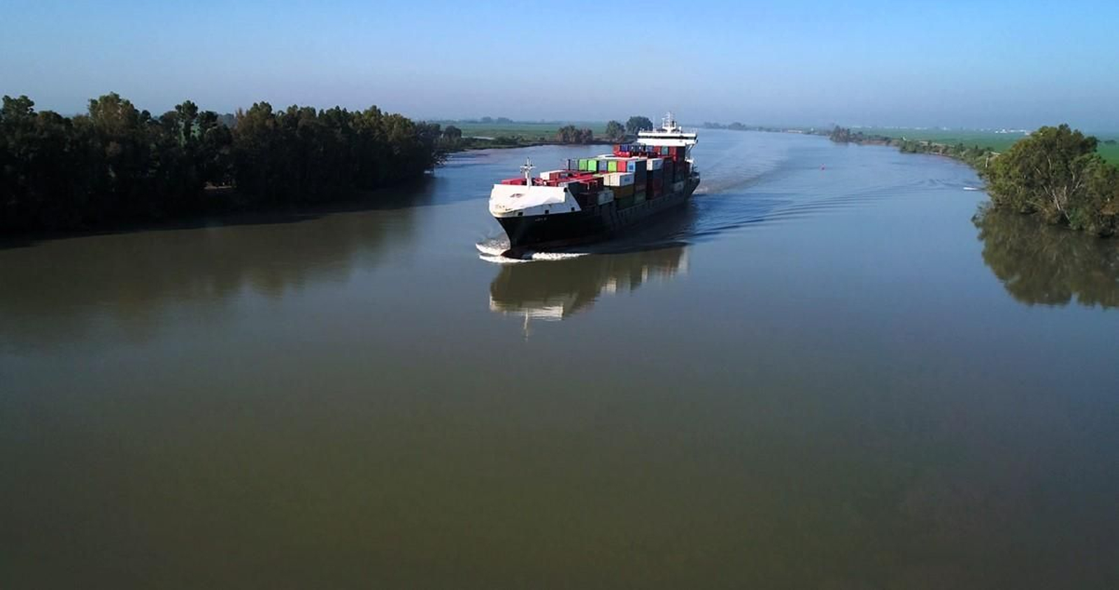 Un portacontenedores por el Guadalquivir