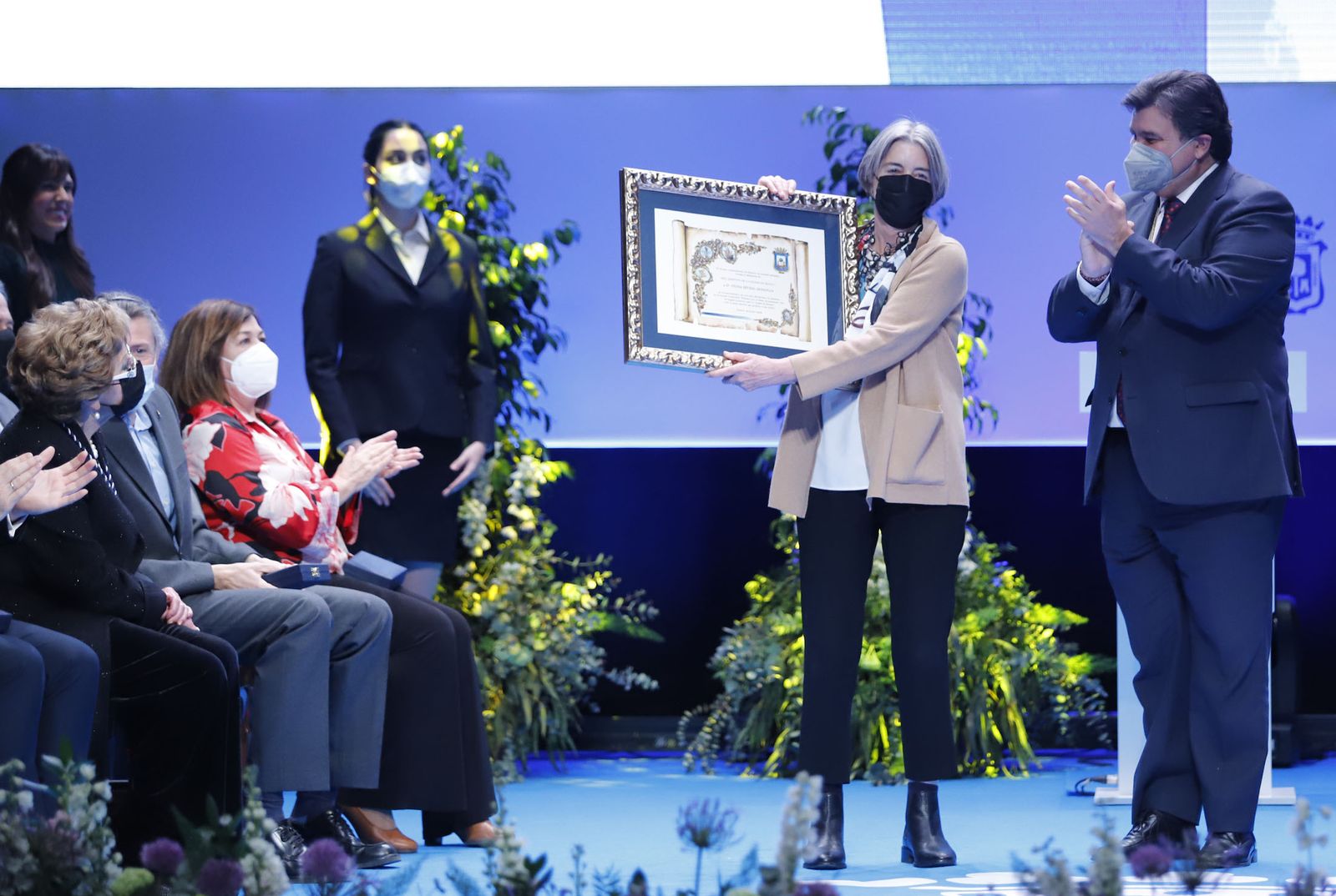 Fiona Donovan recibe el título de Hija Adoptiva.