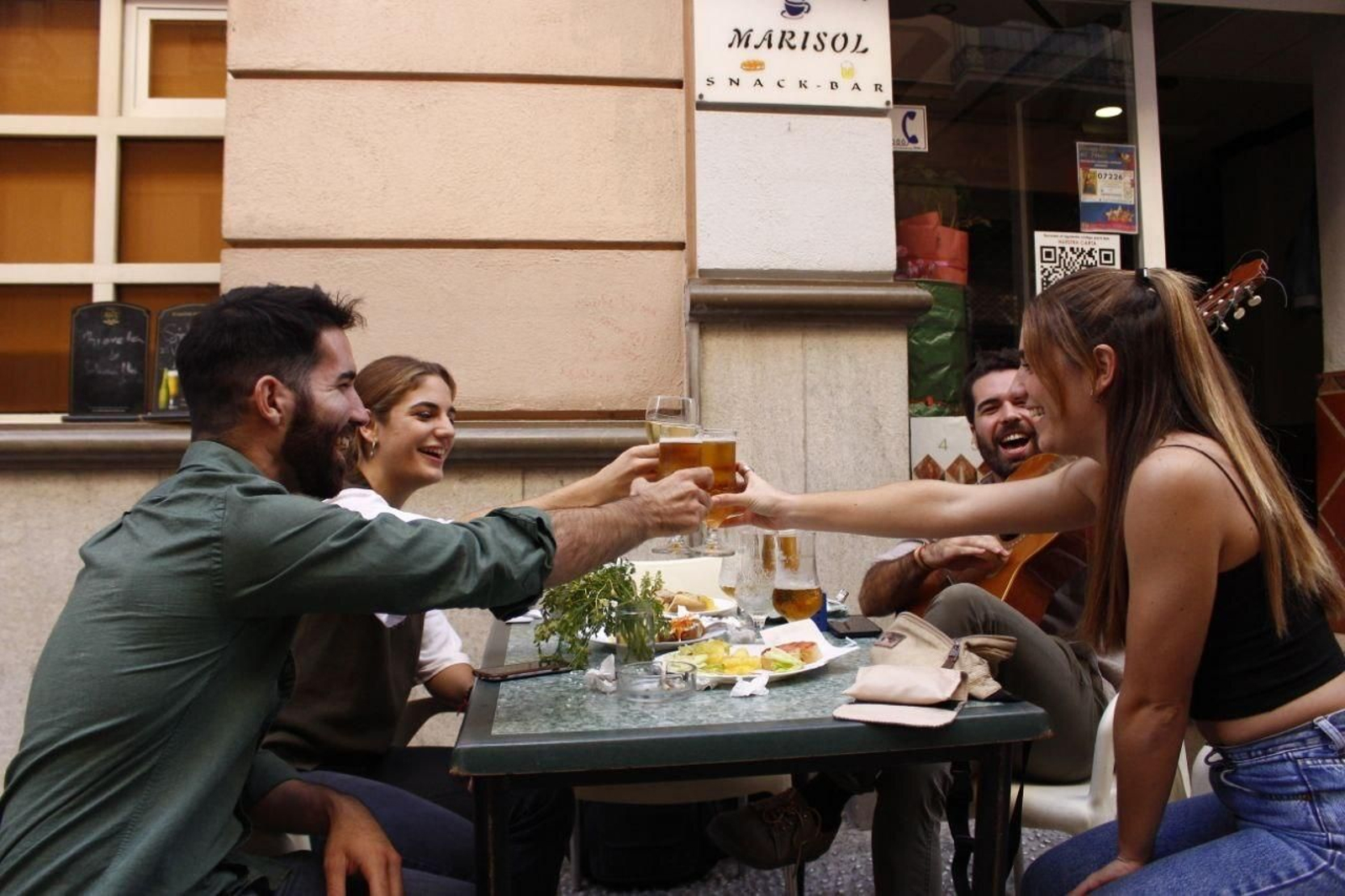El turismo y la normalidad inundan Granada: terrazas y calles llenas por el Puente del 12 de octubre, en imágenes