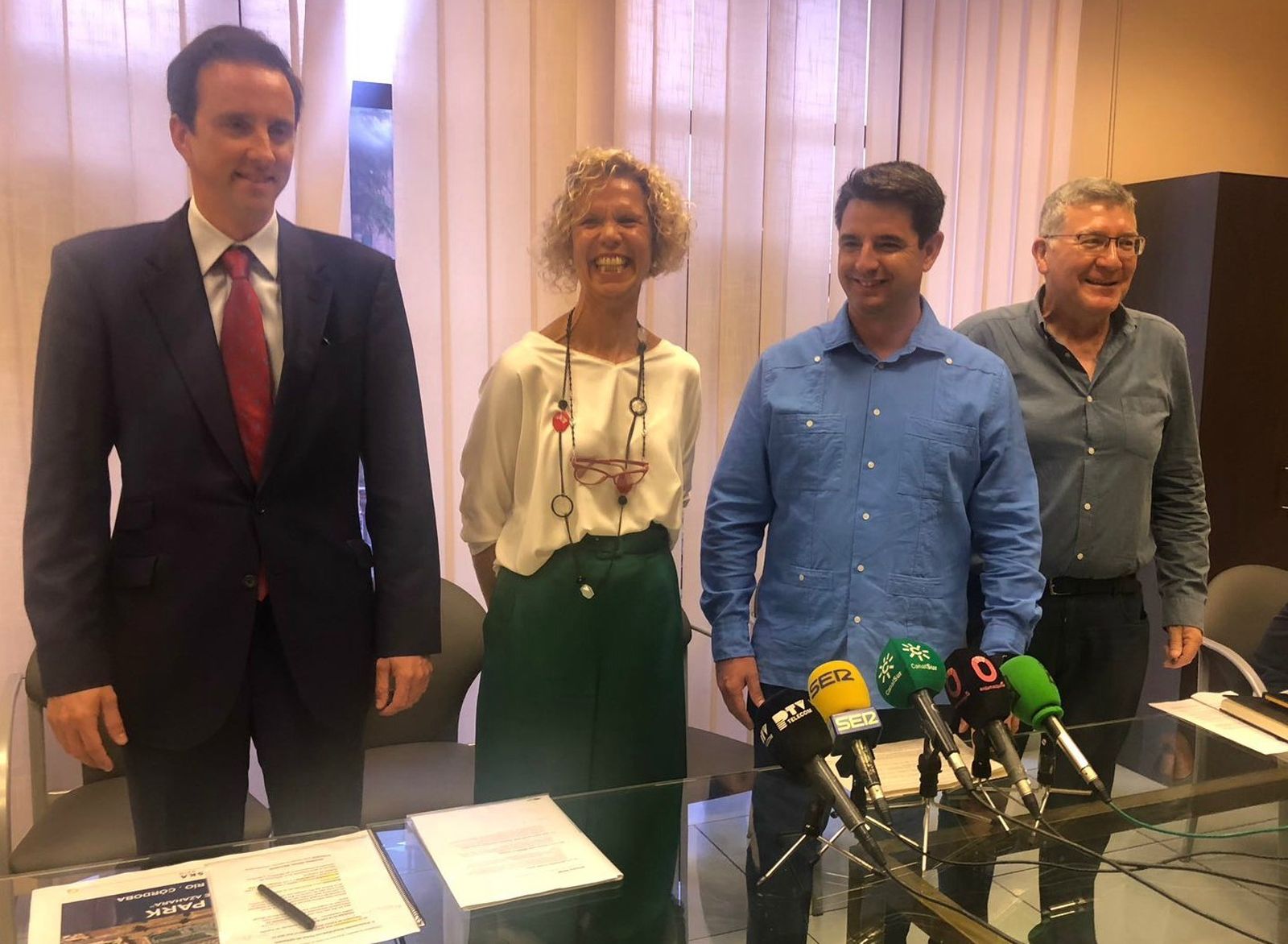 Alfonso Cuesta y Anna Pasosa (ambos de Mitiska Reim) presentan el proyecto junto a el presidente y el gerente de Urbanismo.