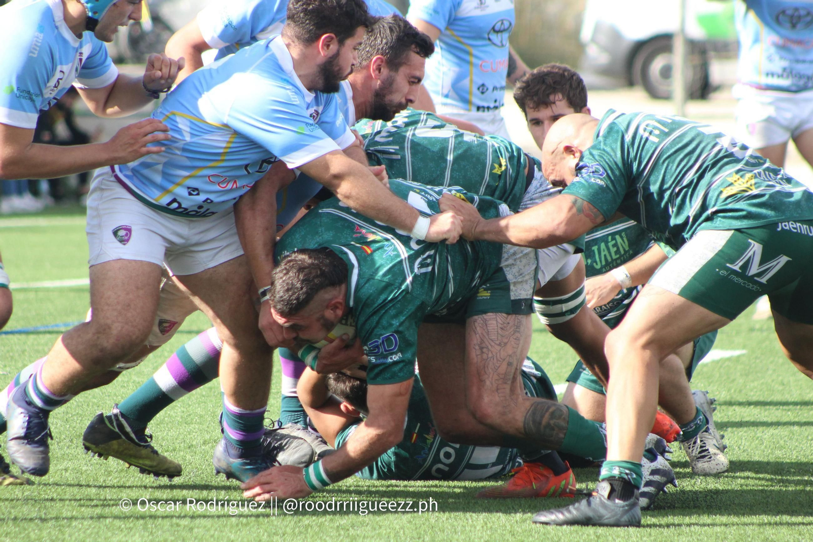 César Díaz intenta avanzar con el apoyo de Nacho Ojeda ante varios rivales.