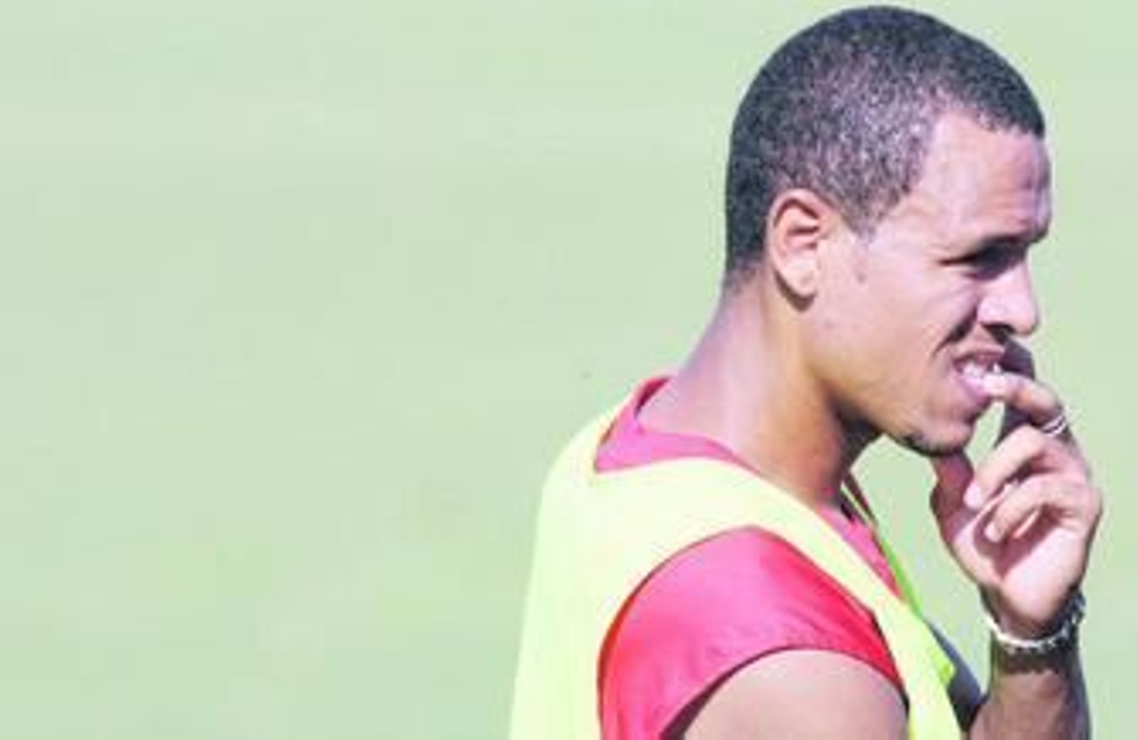 Luis Fabiano, pensativo, en el entrenamiento de ayer.