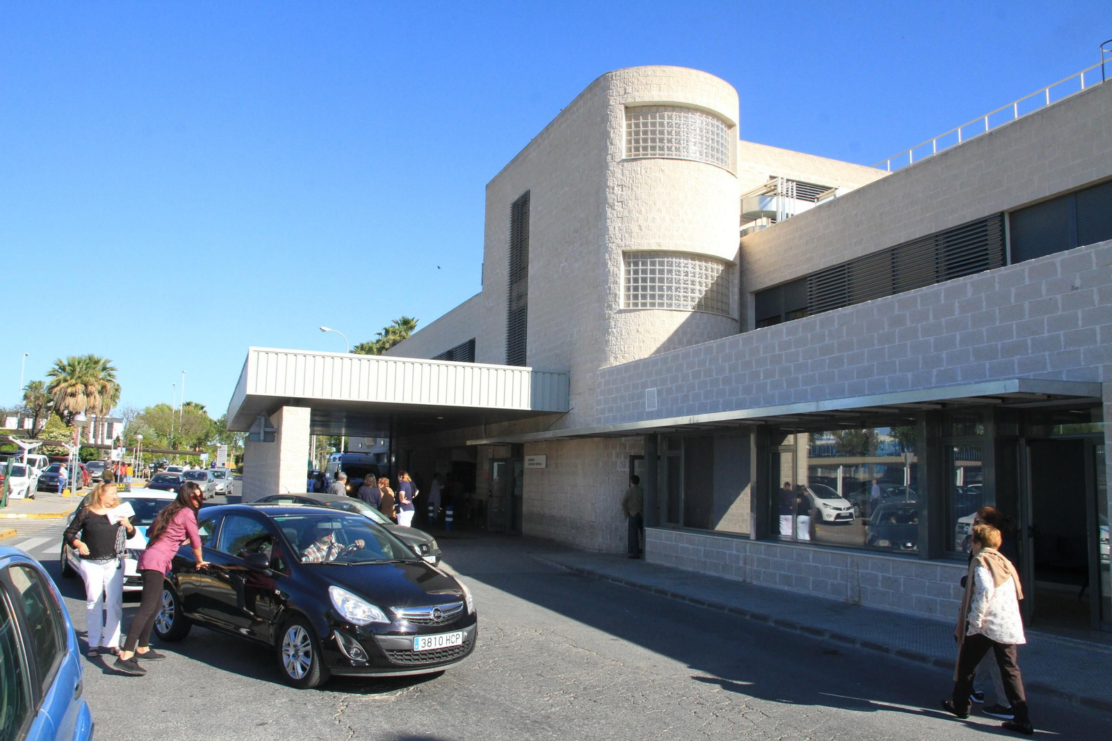 Entrada a las Urgencias del Juan Ramón Jiménez.